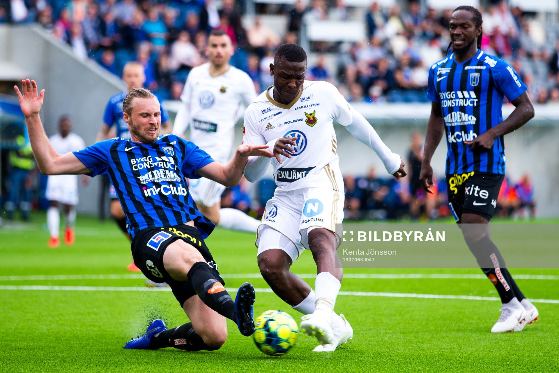 Östersunds Alhaji Gero gör 0-1 i kamp med Sirius Daniel Jarl under fotbollsmatchen i Allsvenskan mellan Sirius och Östersund den 6 juni 2019 i Uppsala. 
