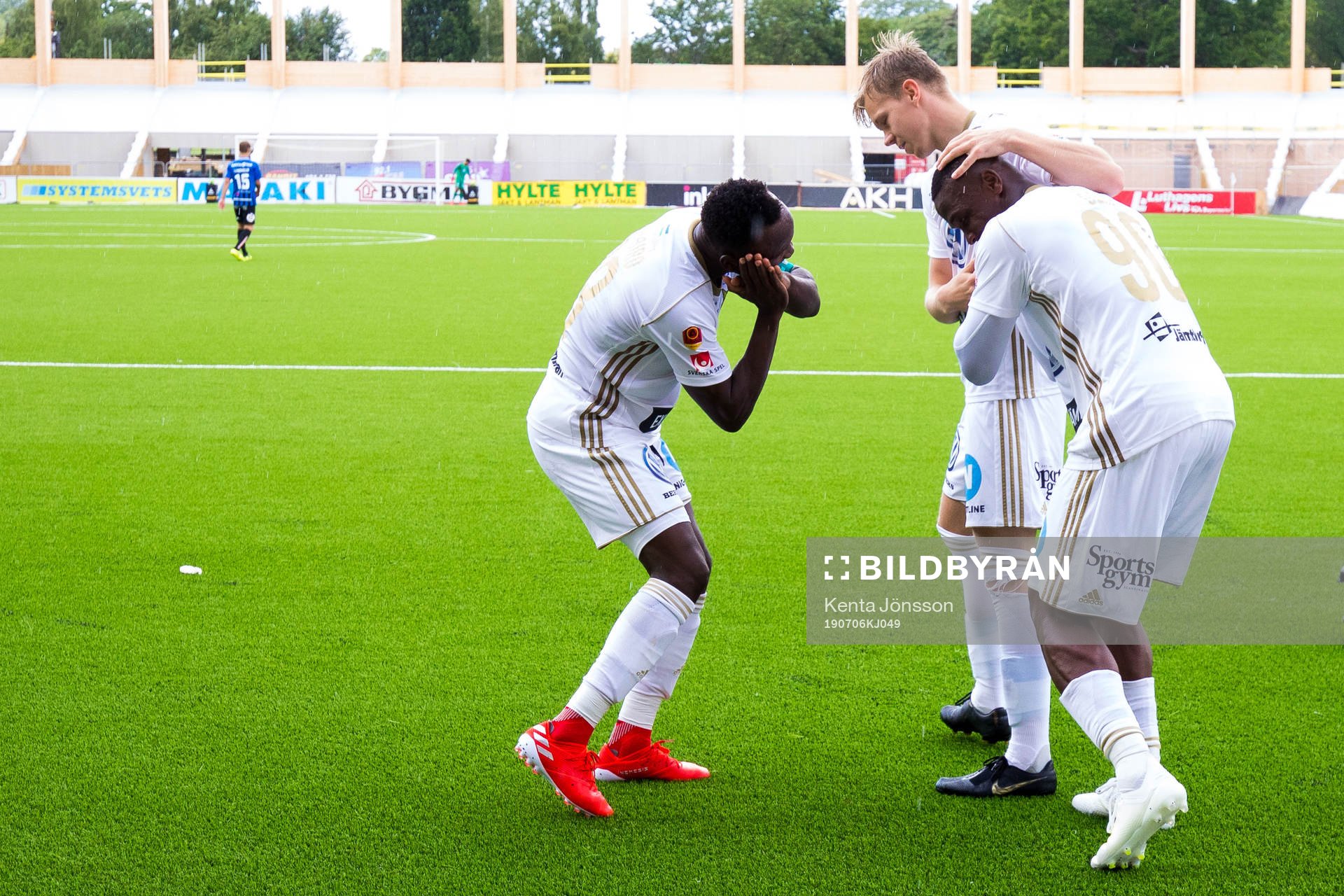 Östersunds Alhaji Gero (h) jublar med Sam Mensiro  och