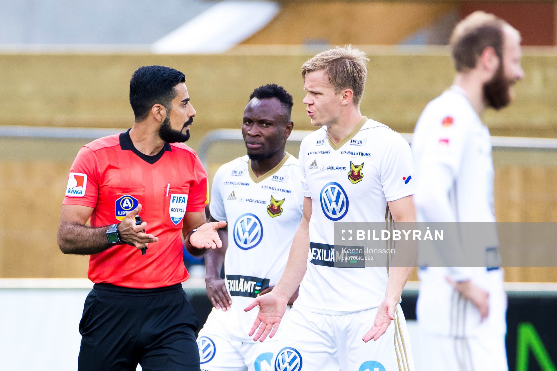 Östersunds Eirik Haugan i samtal med domare Mohammed