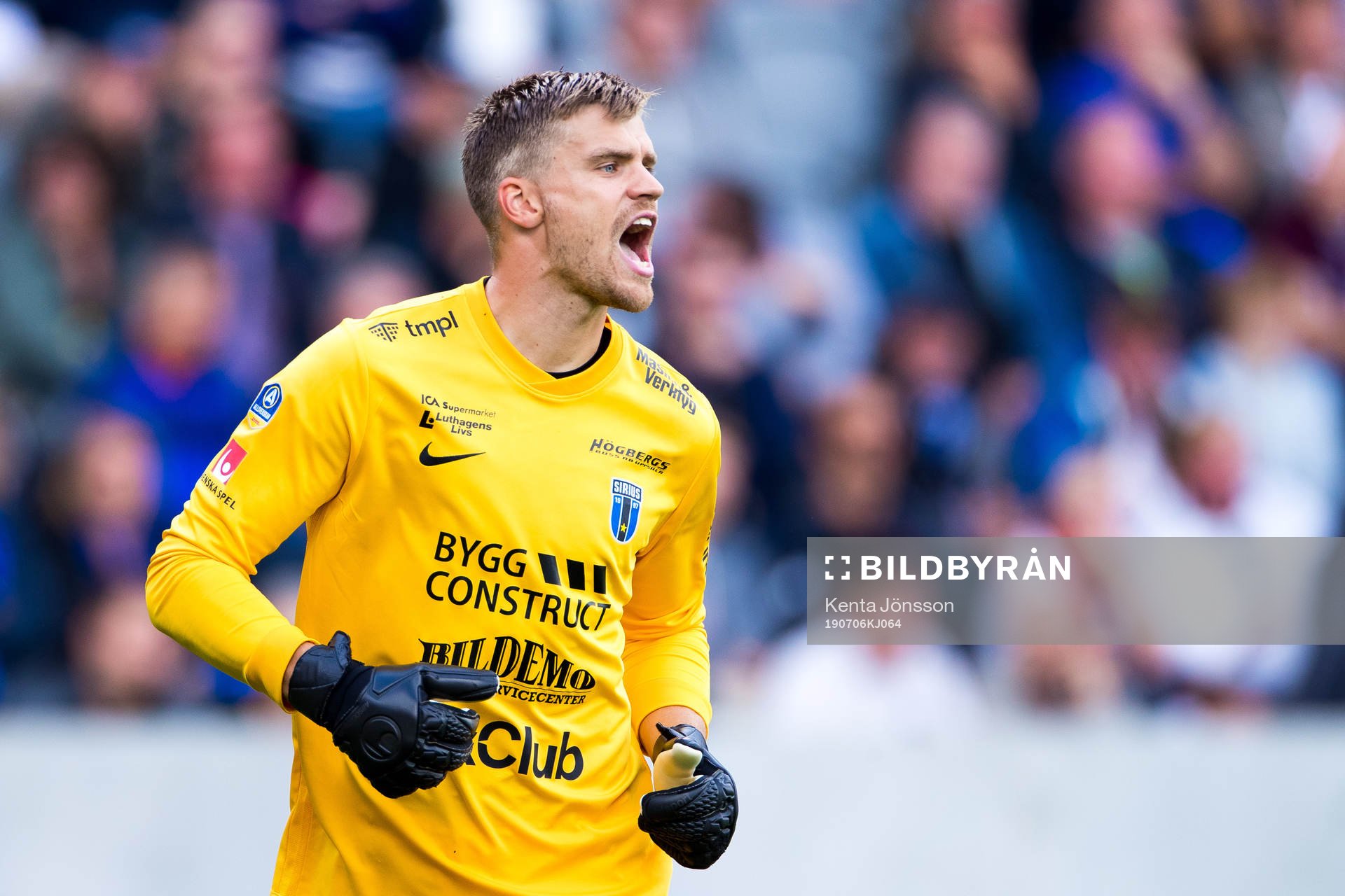Sirius målvakt Lukas Jonsson reagerar
