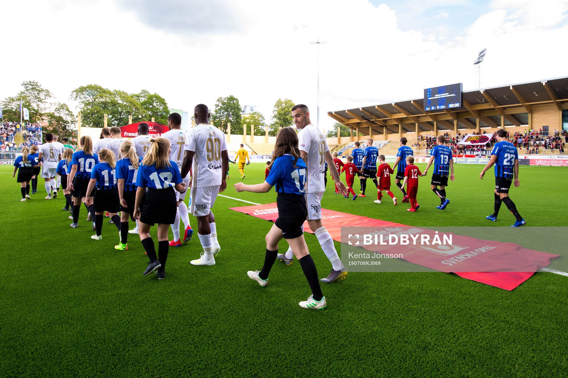 Östersunds och Sirius spelare gör entré på planen