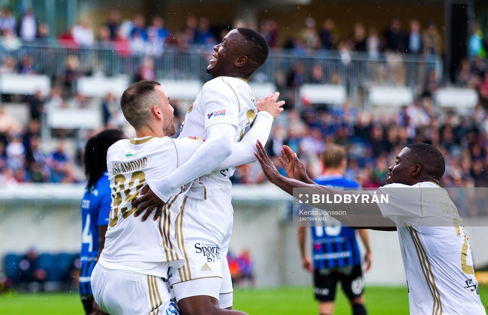 Östersunds Alhaji Gero (m) jublar med Dino Islamovic och