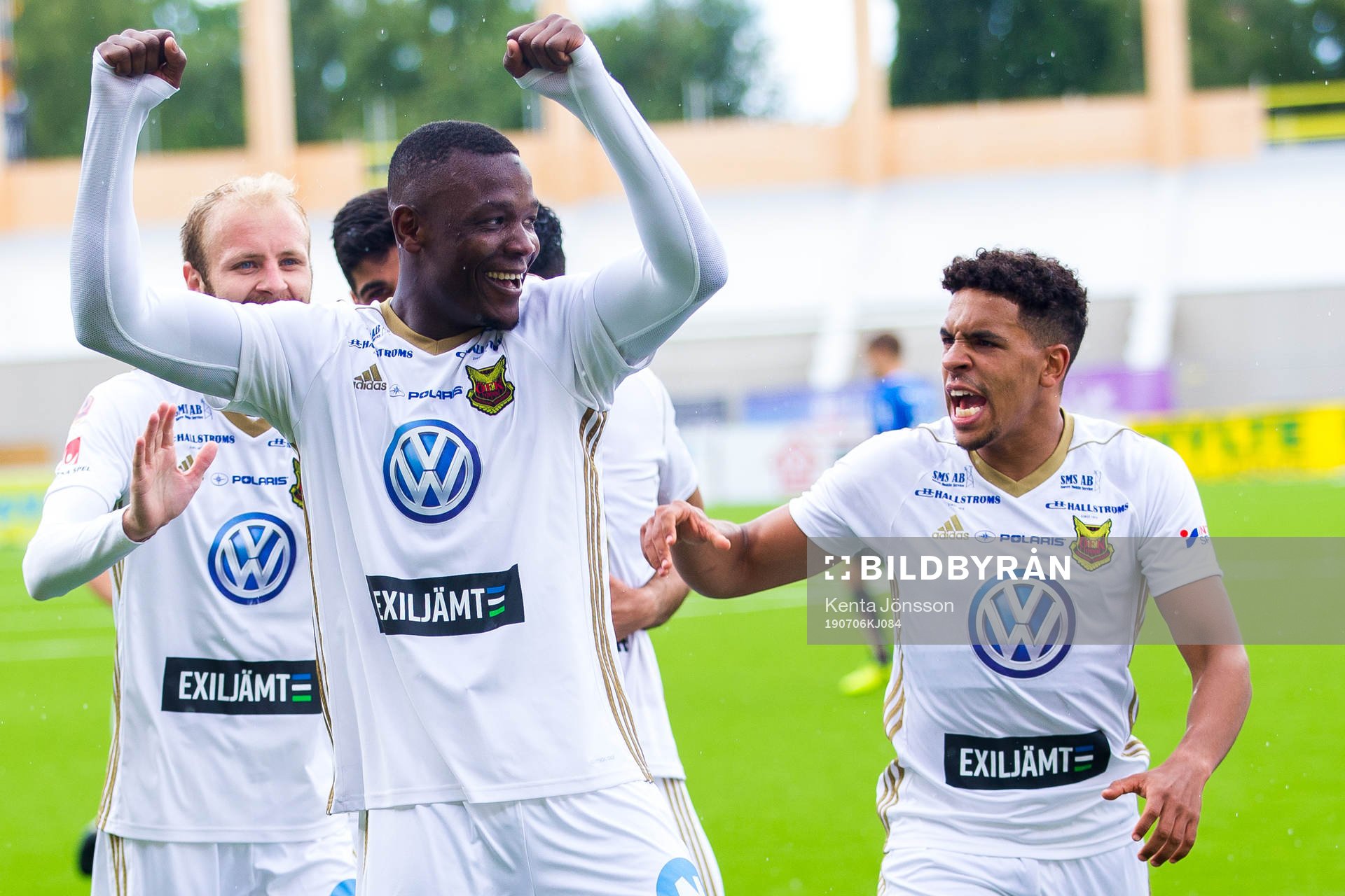 Östersunds Alhaji Gero (v) jublar med Marco Weymans (h)