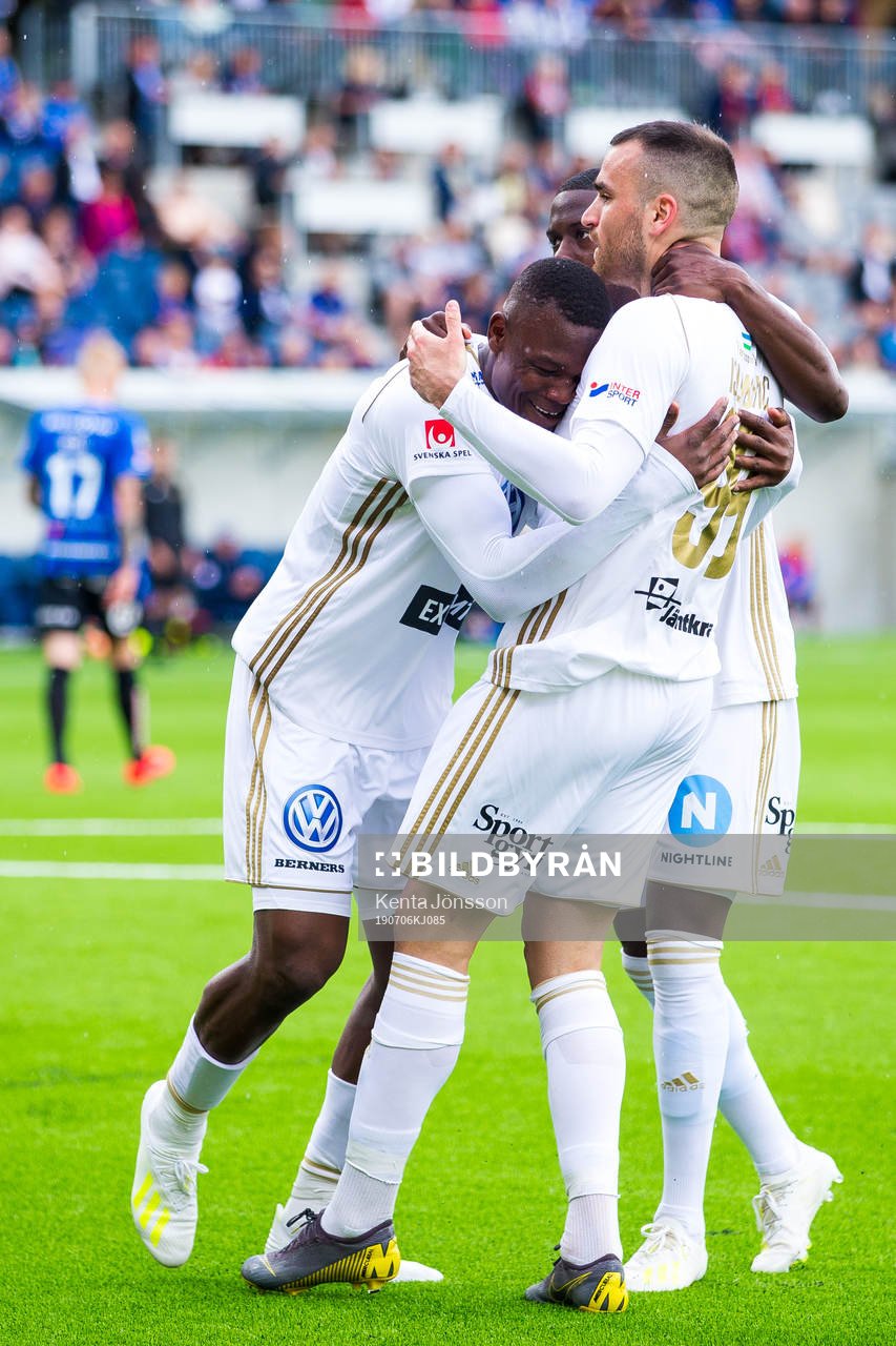 Östersunds Alhaji Gero jublar med Dino Islamovic