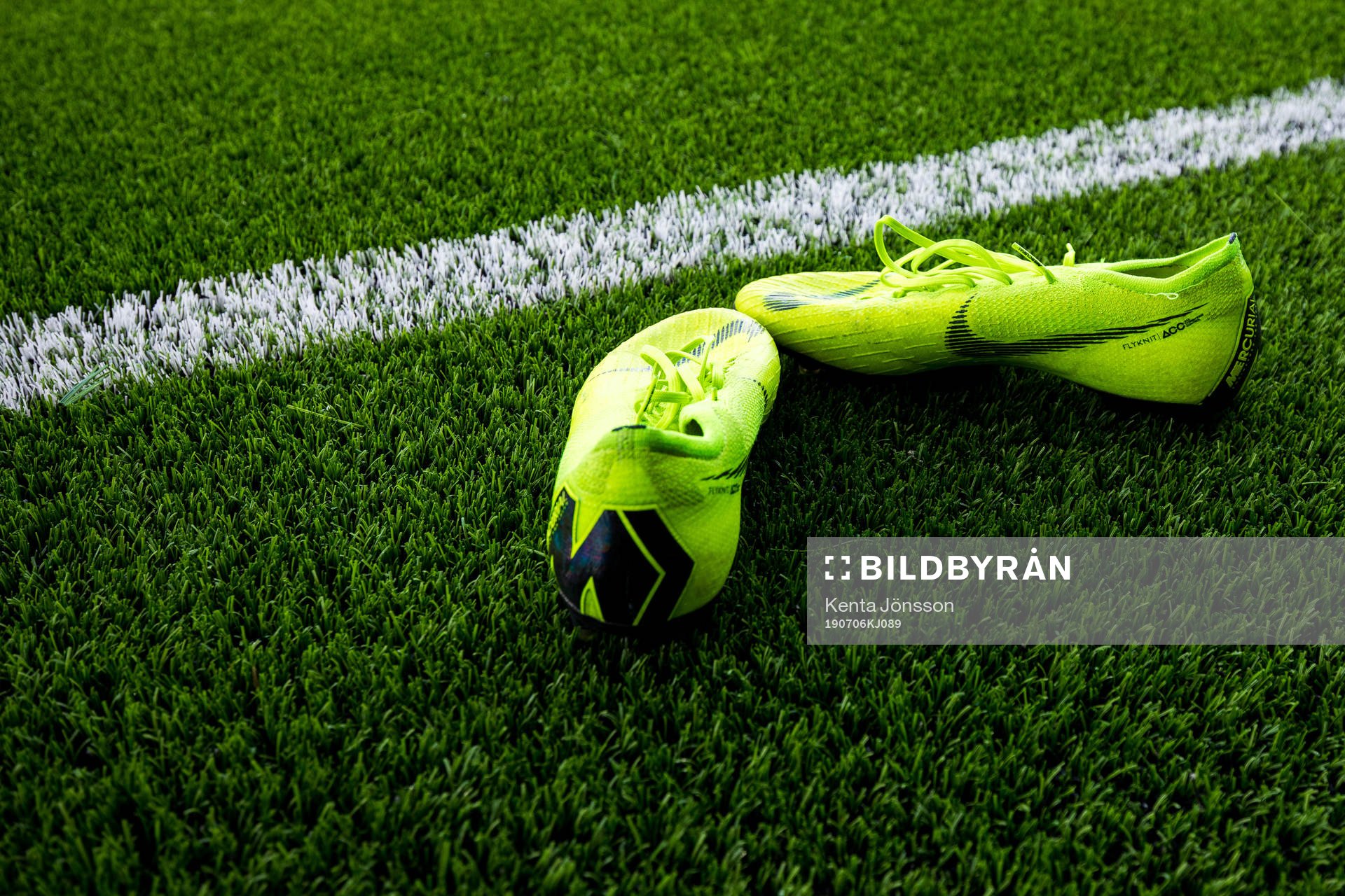 Fotbollsskor på konstgräset på Studenternas
