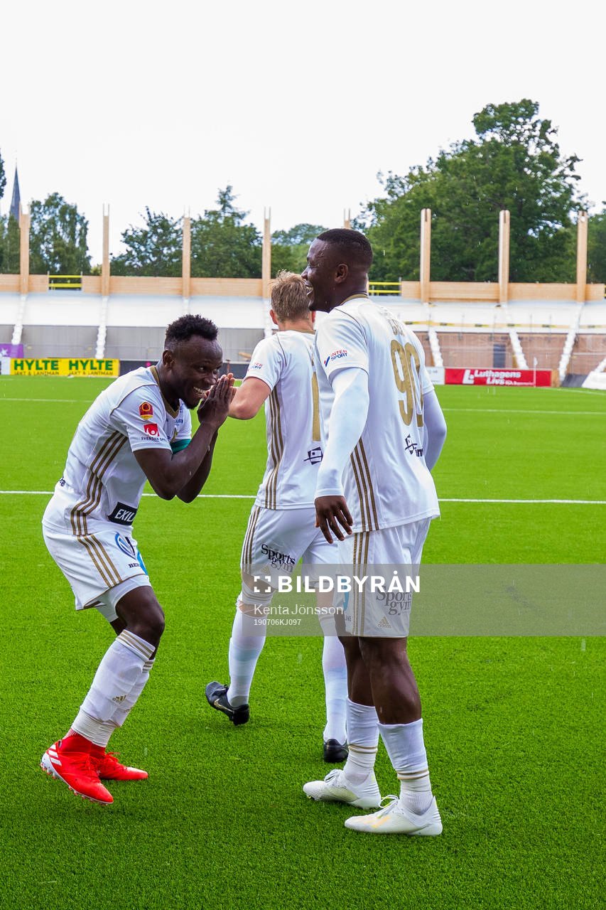 Östersunds Sam Mensiro och Alhaji Gero jublar efter 0-1 under fotbollsmatchen i Allsvenskan mellan Sirius och Östersund den 6 juni 2019 i Uppsala.