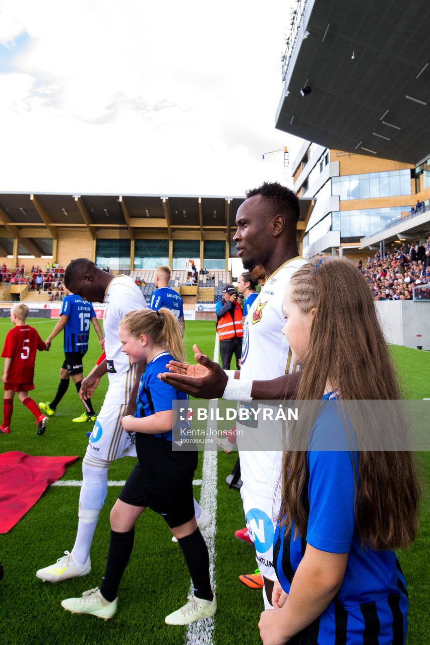 Östersunds Sam Mensiro har stannat till bredvid lagens