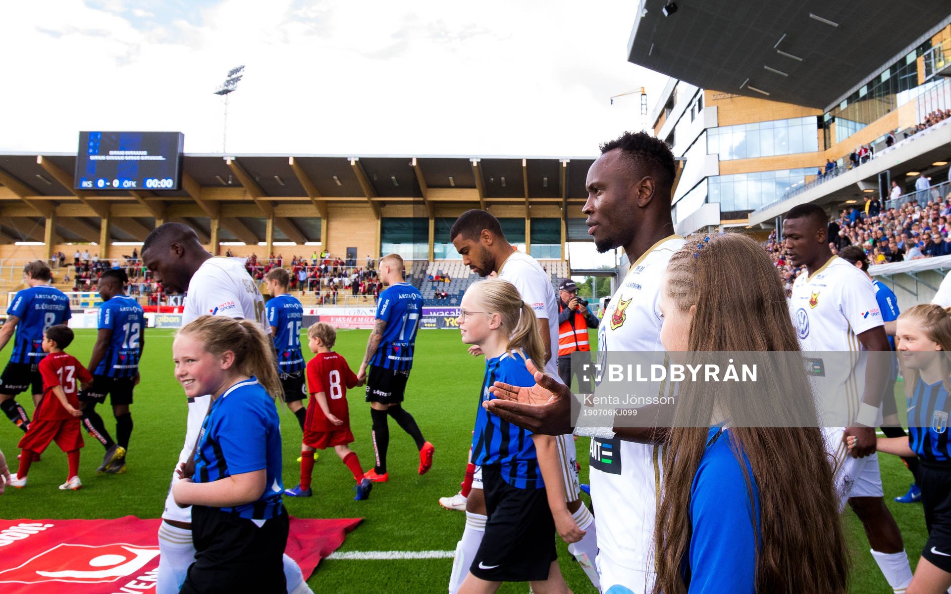 Östersunds Sam Mensiro har stannat till bredvid lagens