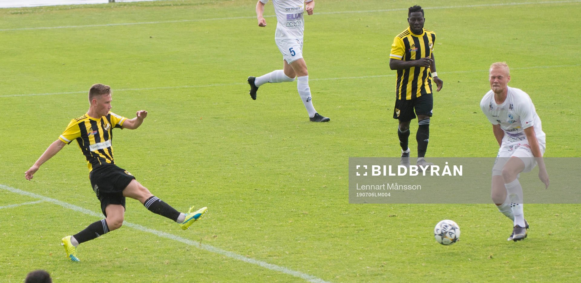 IFK Hässleholms Theo Ekström skjuter mot Berga-målet i