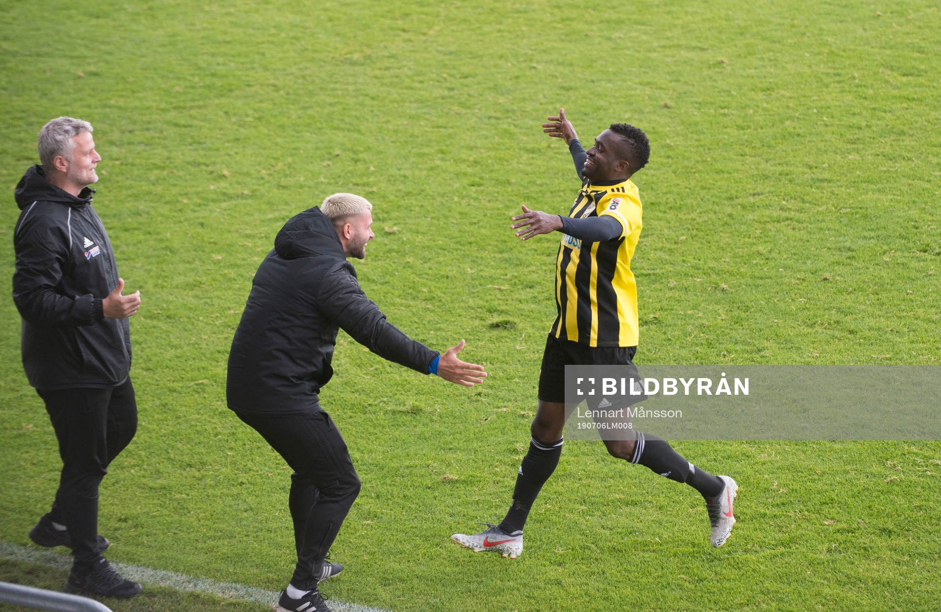 IFK Hässleholms Abelto Ikose har gjort mål och jublar med