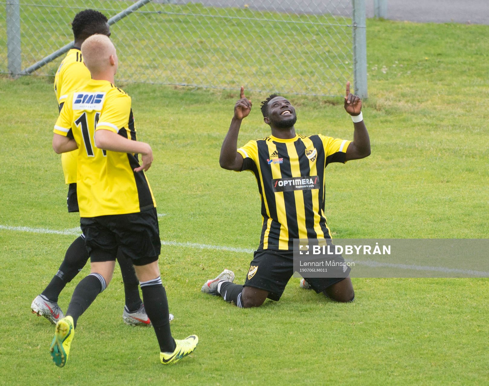 IFK Hässleholms skyttekung Mike Andrew segerjublar i
