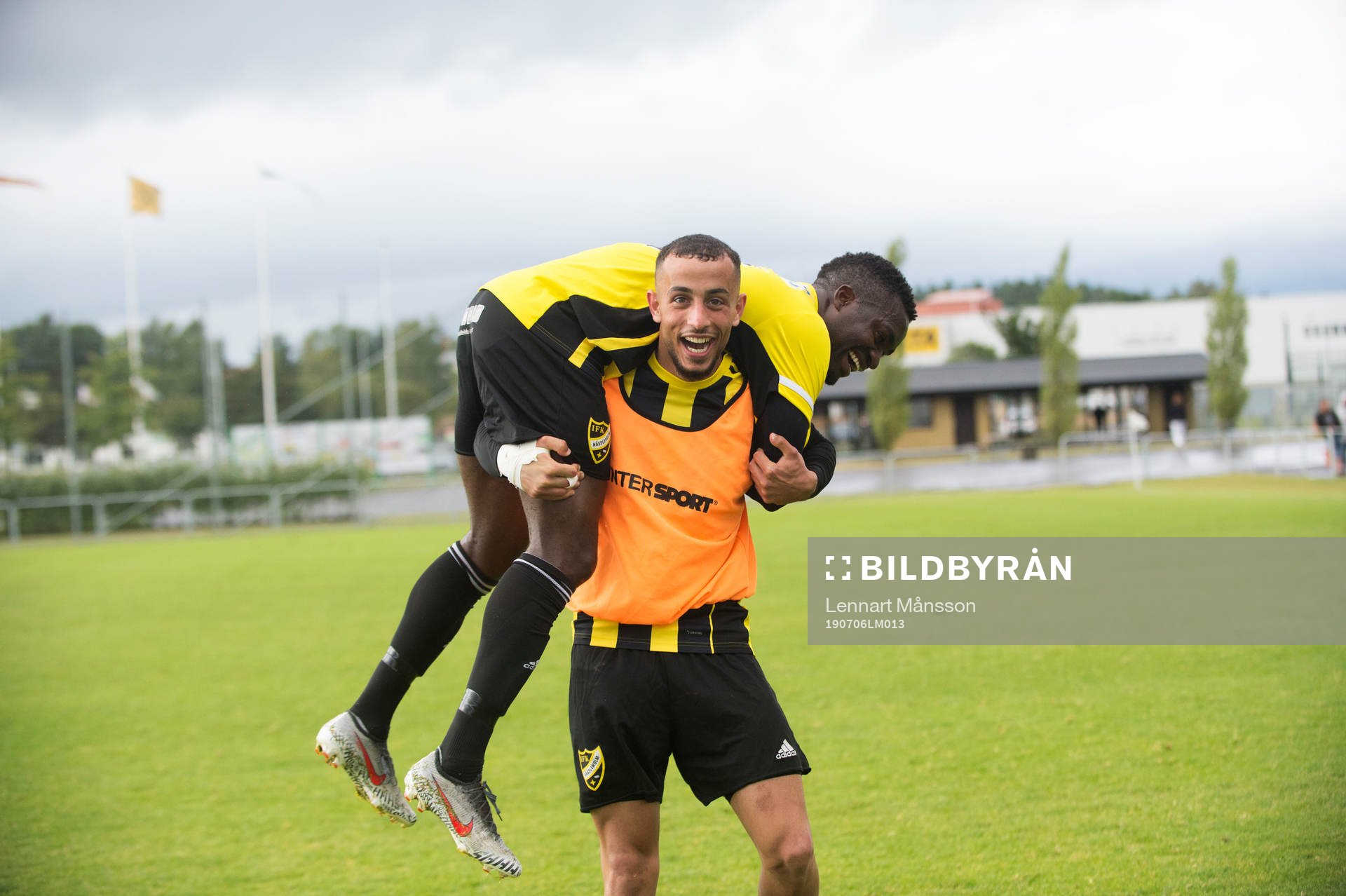 IFK Hässleholms Mohammed Hamdan bär Abelto Ikose i