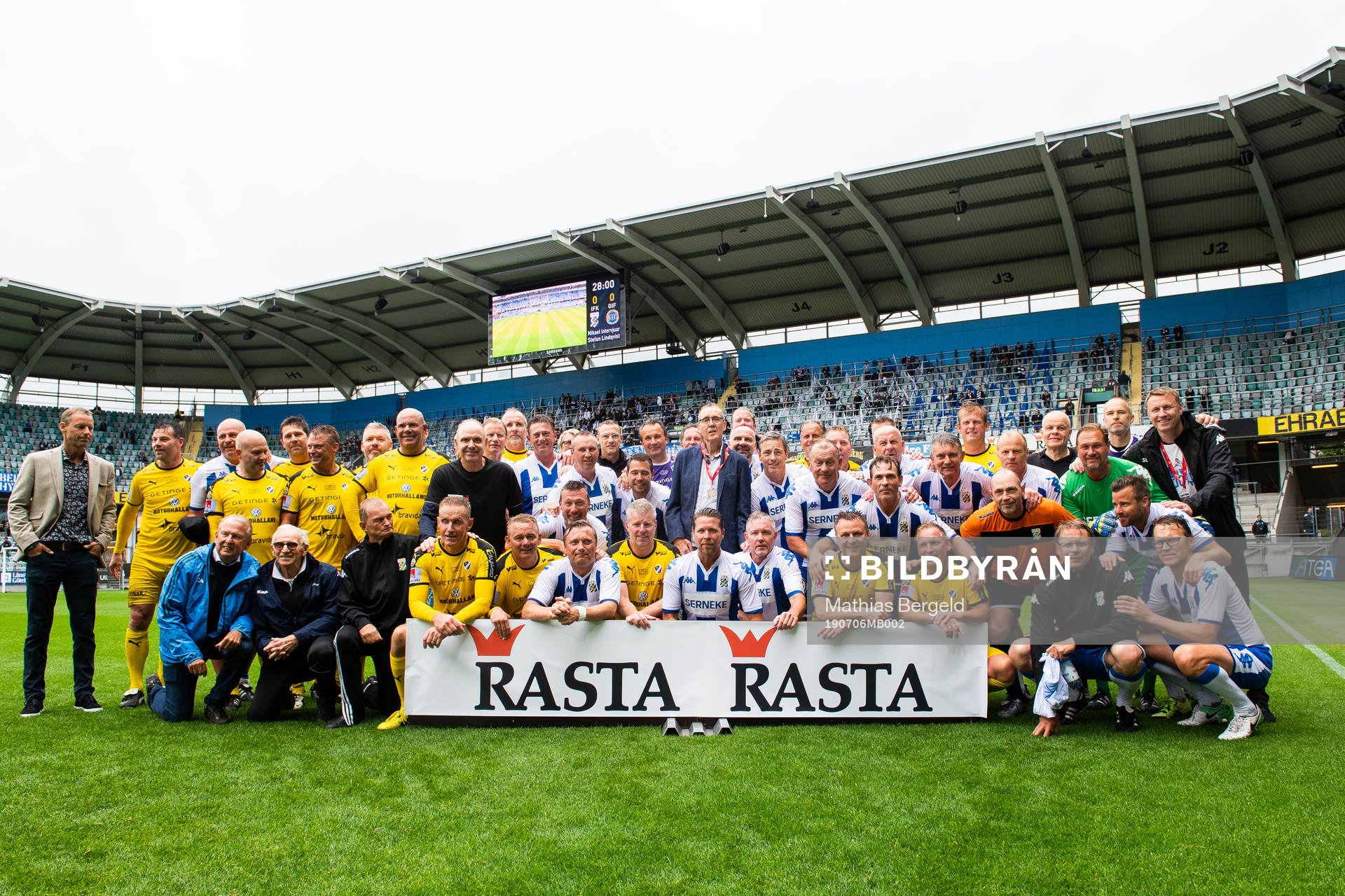 Stefan Lindqvist (mitten) poserar för en lagbild med före detta IFK Göteborg och Halmstadspelare under en välgörenhetsmatch för ALS-forskning inför fotbollsmatchen i Allsvenskan mellan IFK Göteborg och GIF Sundsvall den 6 juli 2019 i Göteborg.