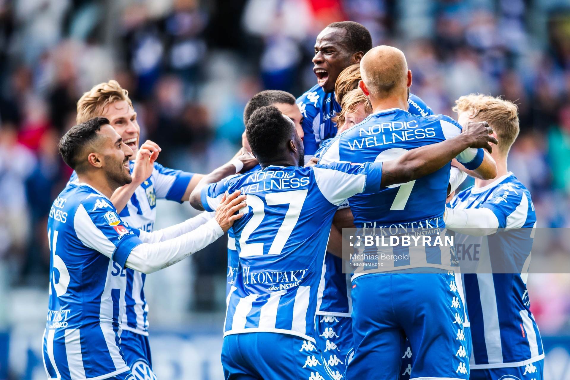 IFK Göteborgs Sebastian Eriksson jublar med lagkamrater