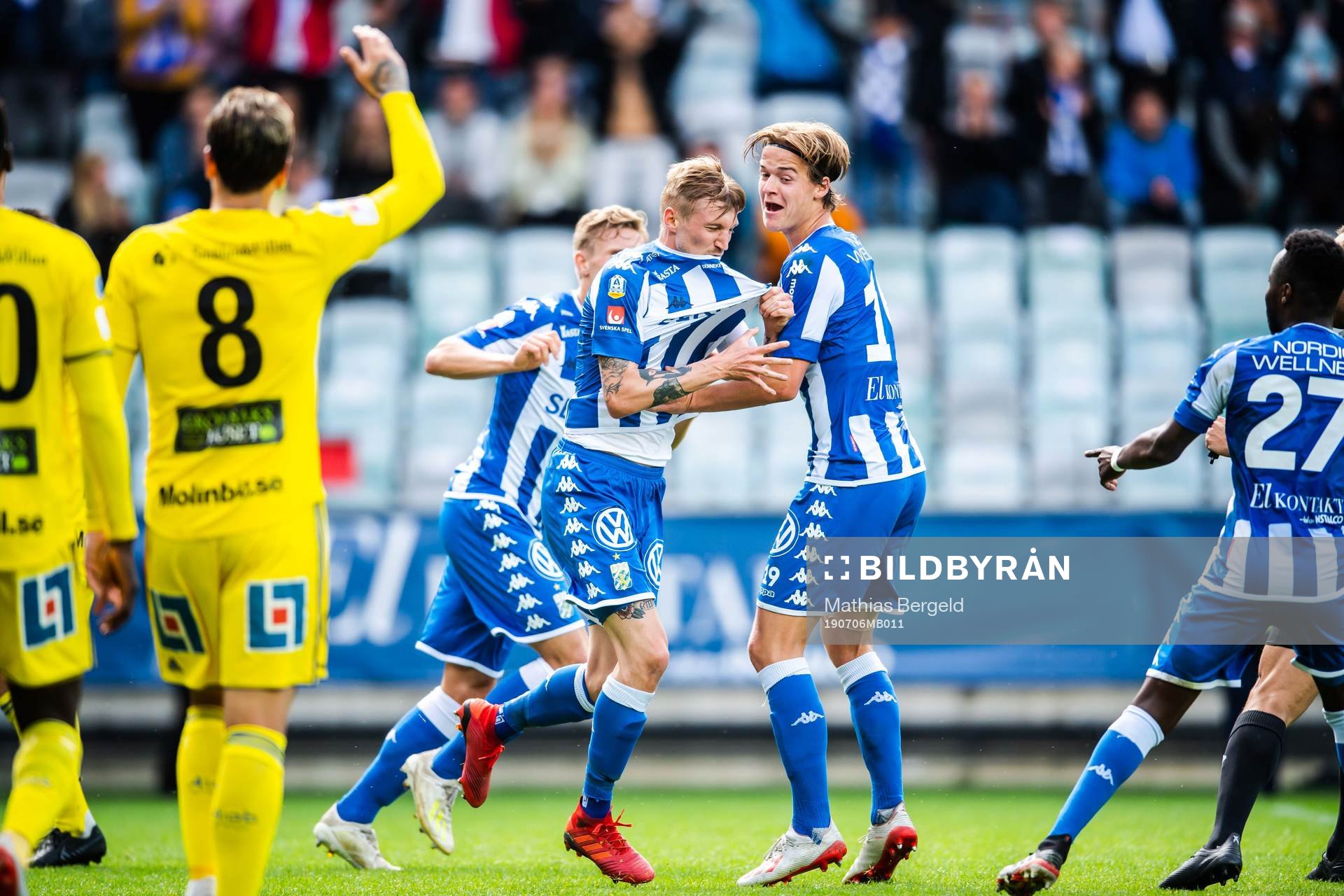 IFK Göteborgs Sebastian Eriksson jublar August Erlingmark efter 1-0 under fotbollsmatchen i Allsvenskan mellan IFK Göteborg och GIF Sundsvall den 6 juli 2019 i Göteborg.