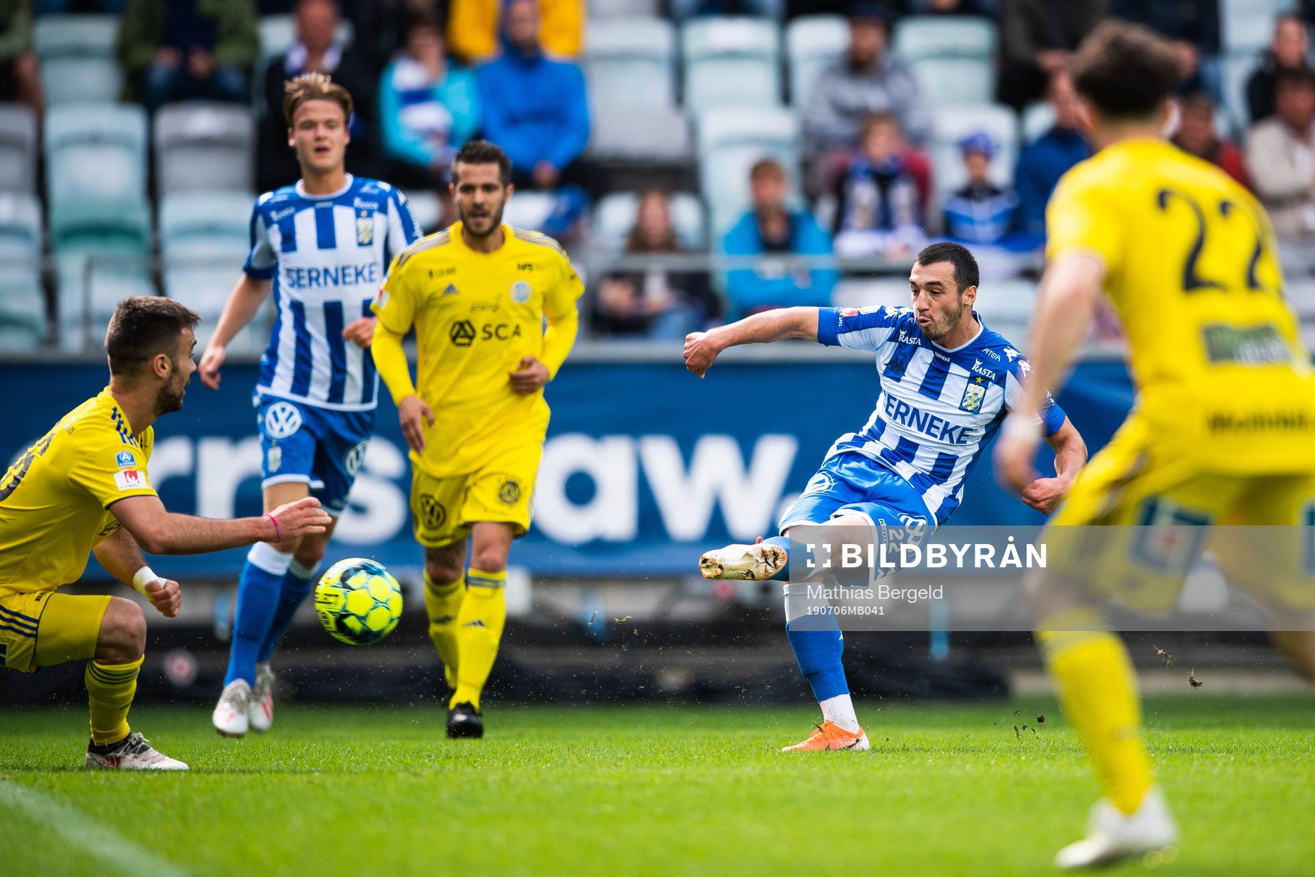 IFK Göteborgs Giorgi Kharaishvili skjuter