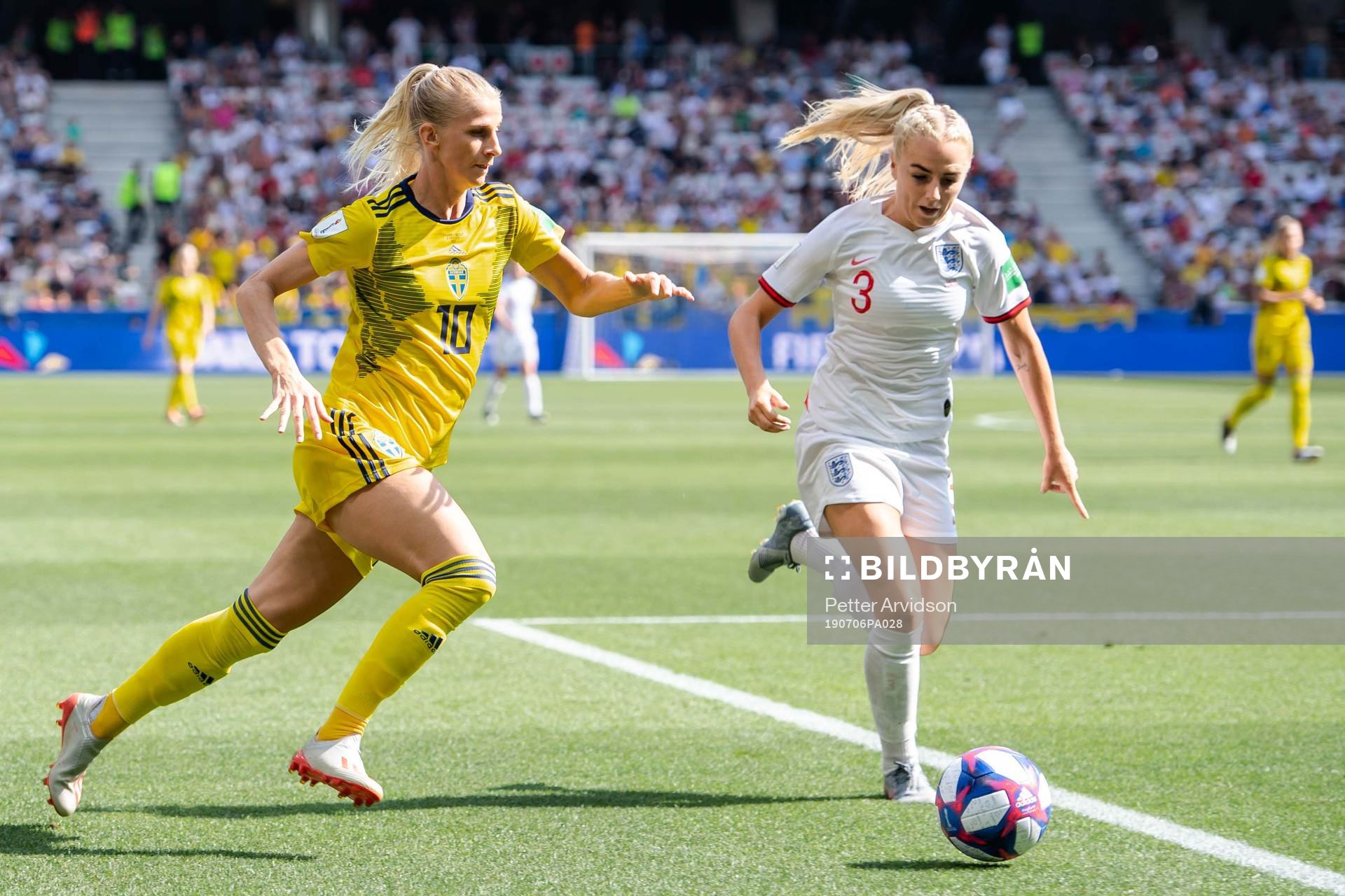 Sofia Jakobsson of Sweden and Alex Greenwood of England