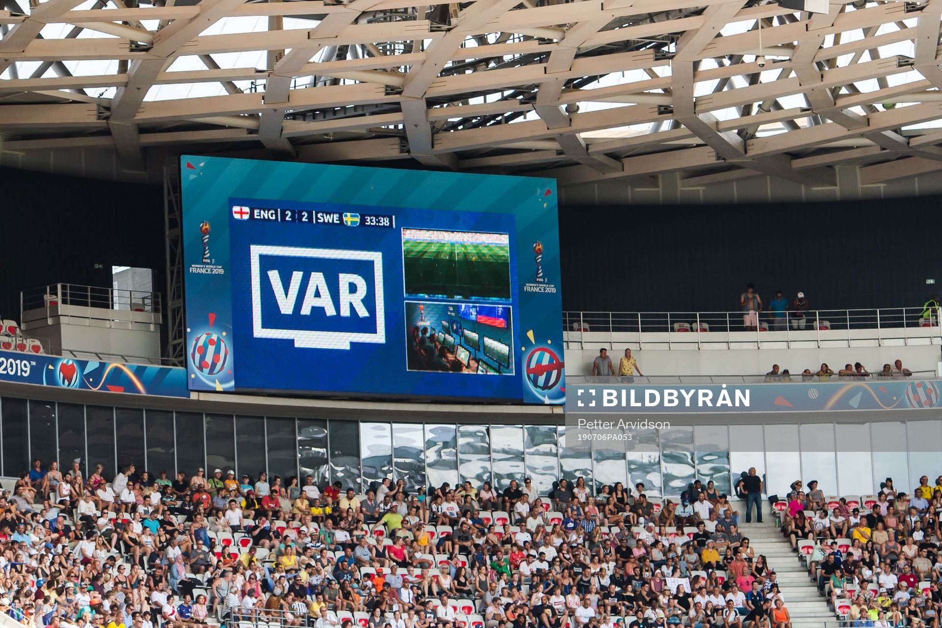 A screen shows VAR