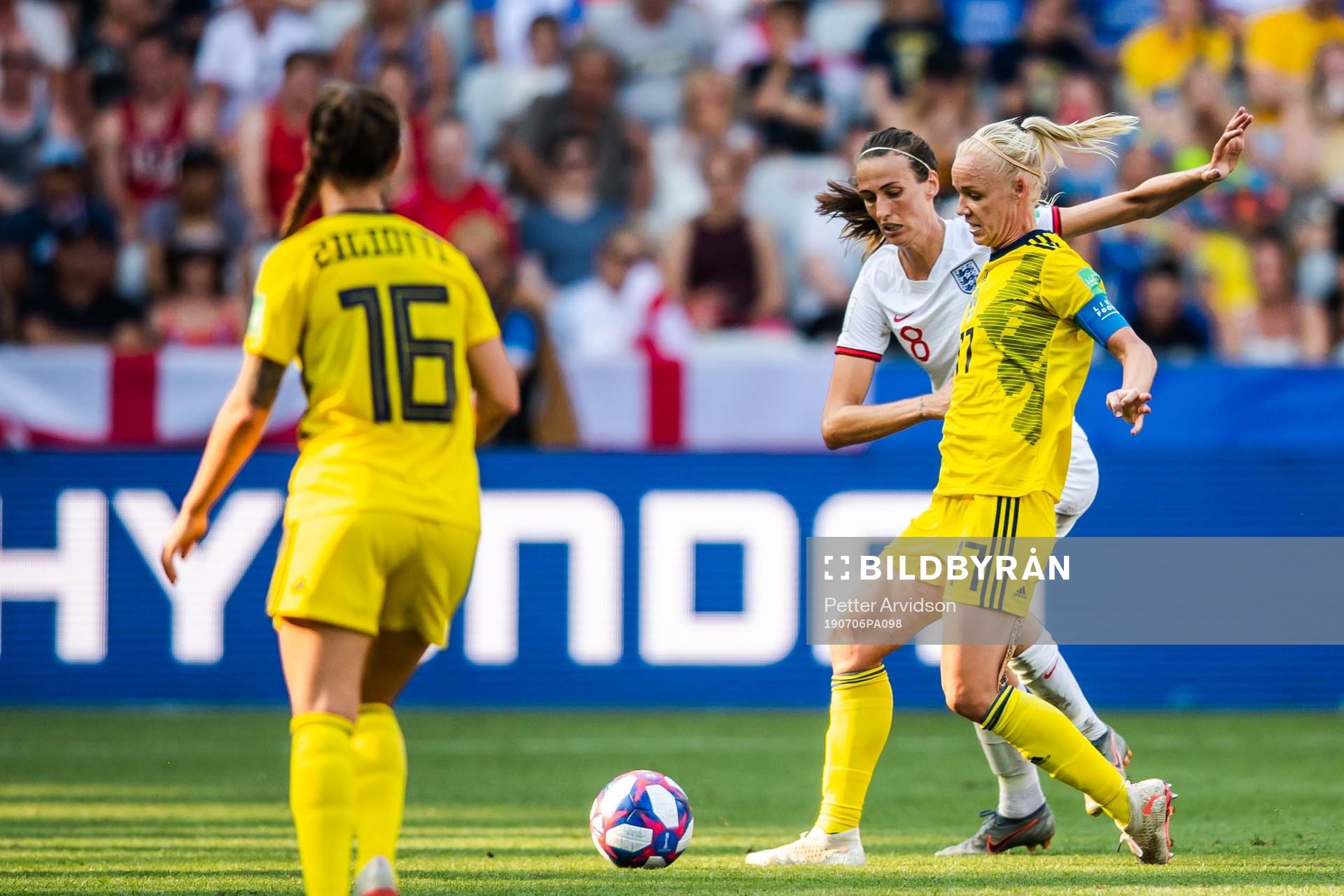 Caroline Seger of Sweden and Jill Scott of England