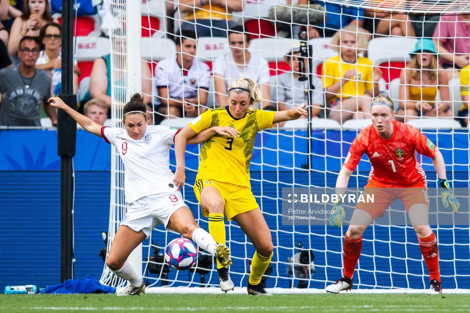 Jodie Taylor of England against Linda Sembrant and