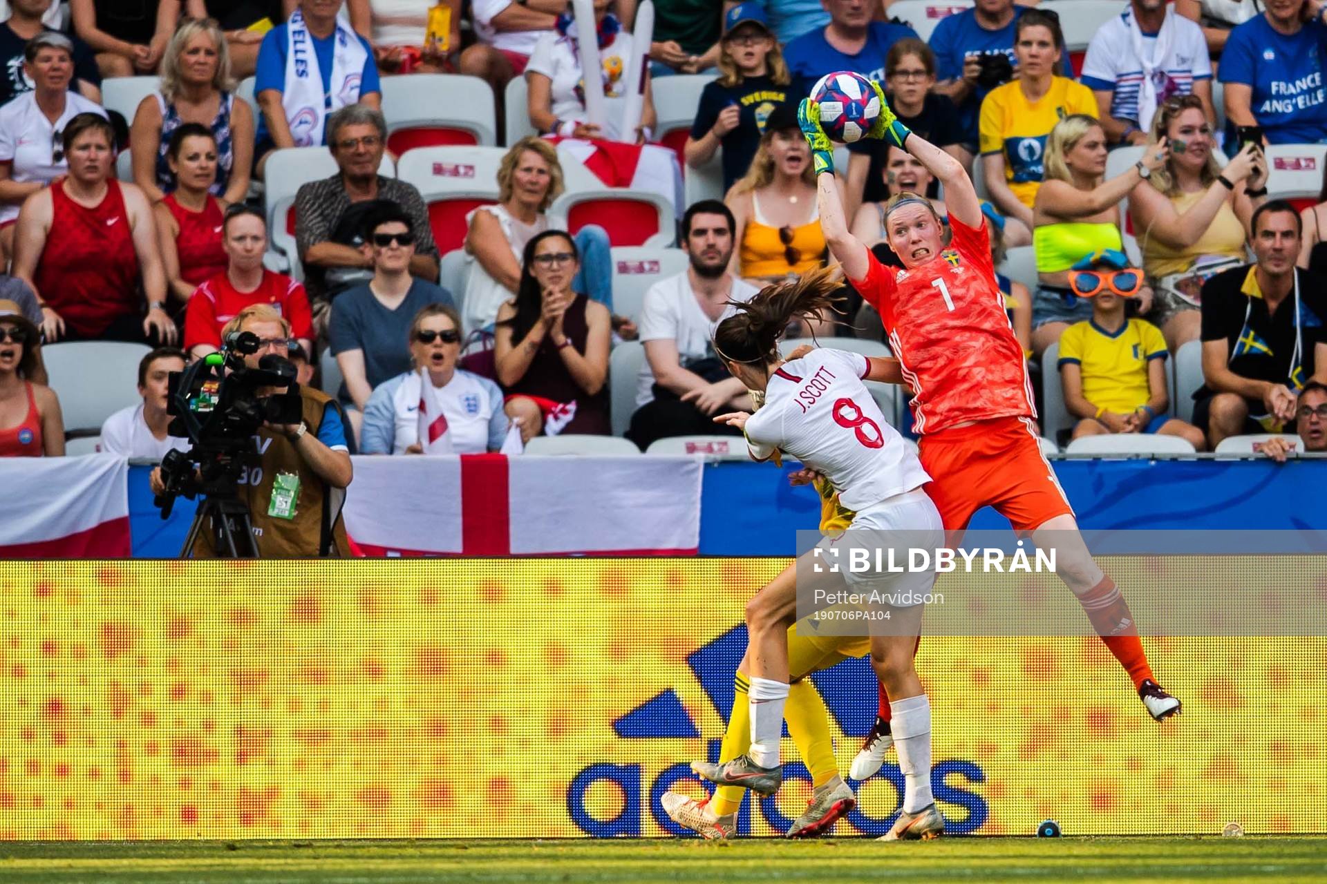 Goalkeeper Hedvig Lindahl of Sweden against Jill Scott of
