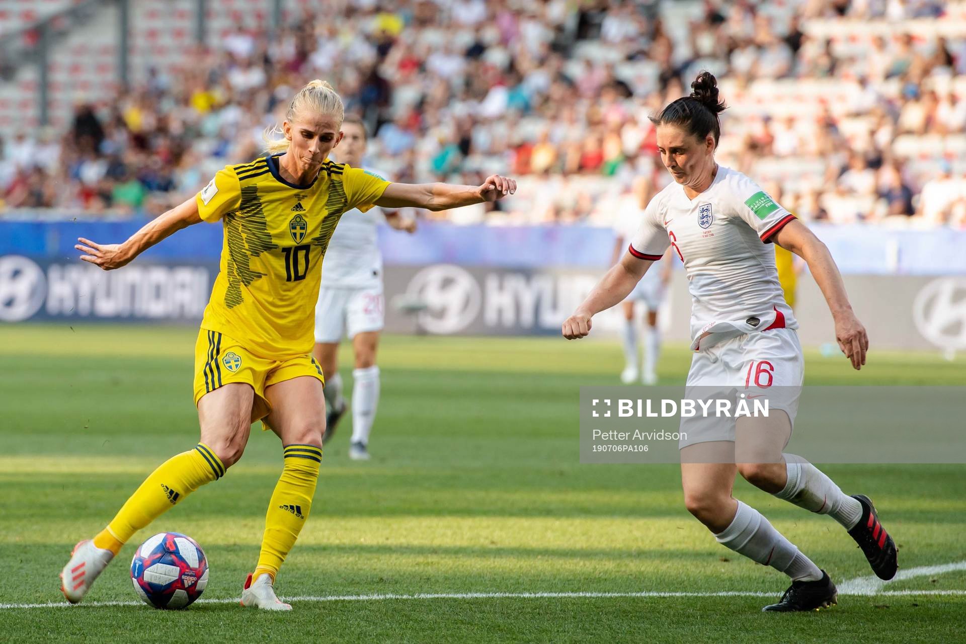 Sofia Jakobsson of Sweden and Jade Moore of England