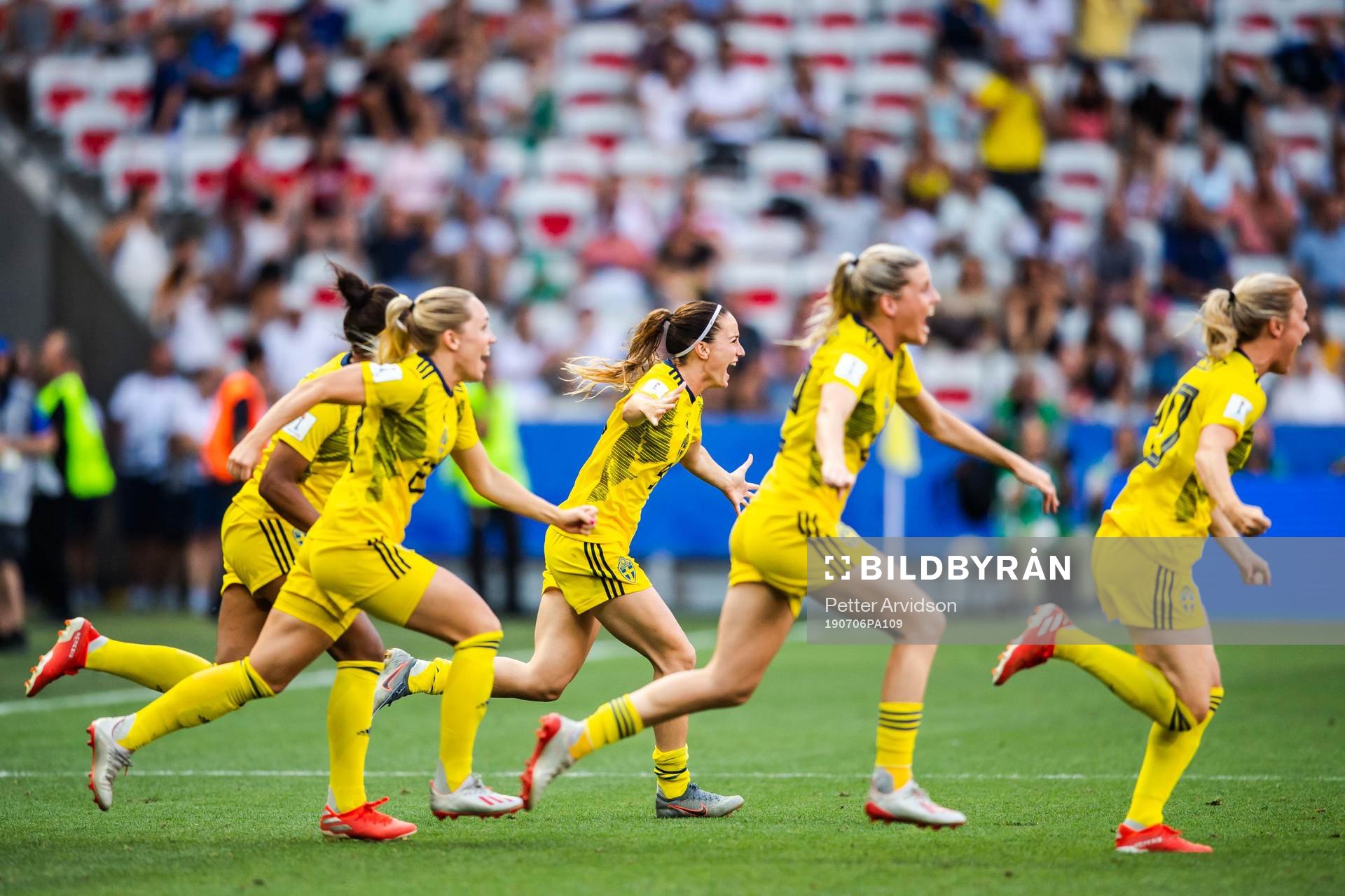 Kosovare Asllani of Sweden celebrate winning bronze
