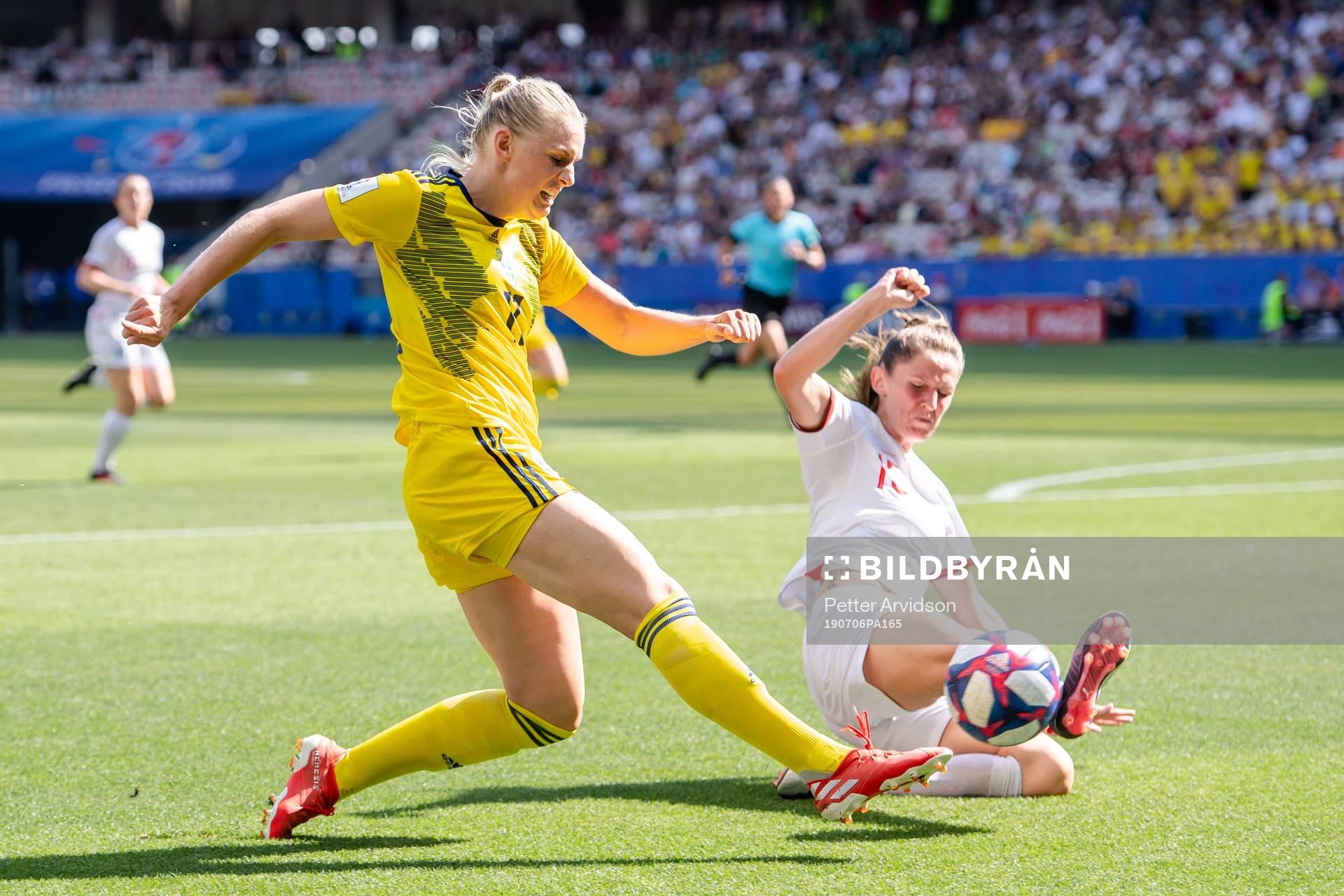 Stina Blackstenius of Sweden and Abbie Mcmanus of England