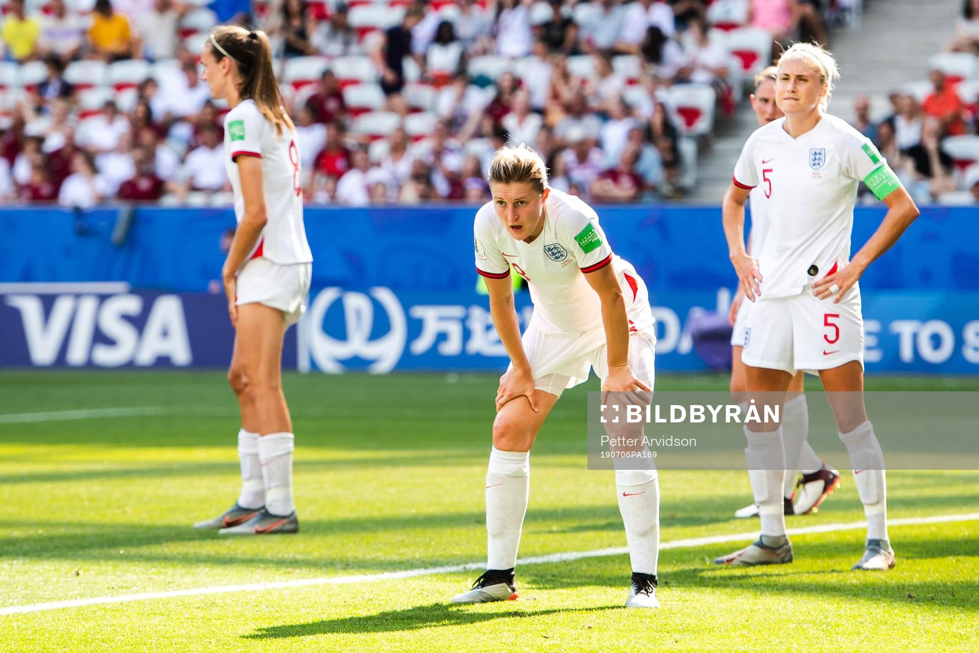 Ellen White and Stephanie Houghton of England look dejected