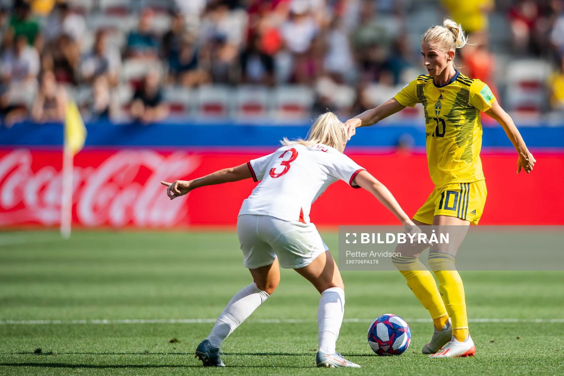 Alex Greenwood of England and Sofia Jakobsson of Sweden