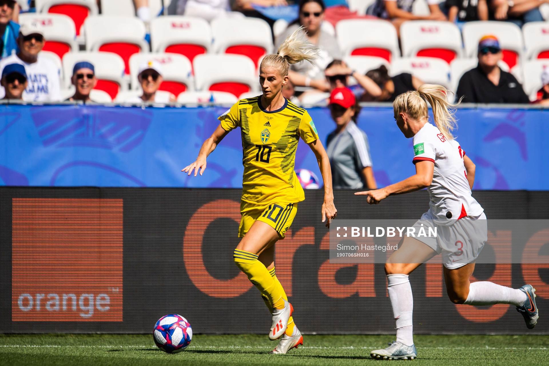 Sofia Jakobsson of Sweden and Alex Greenwood of England