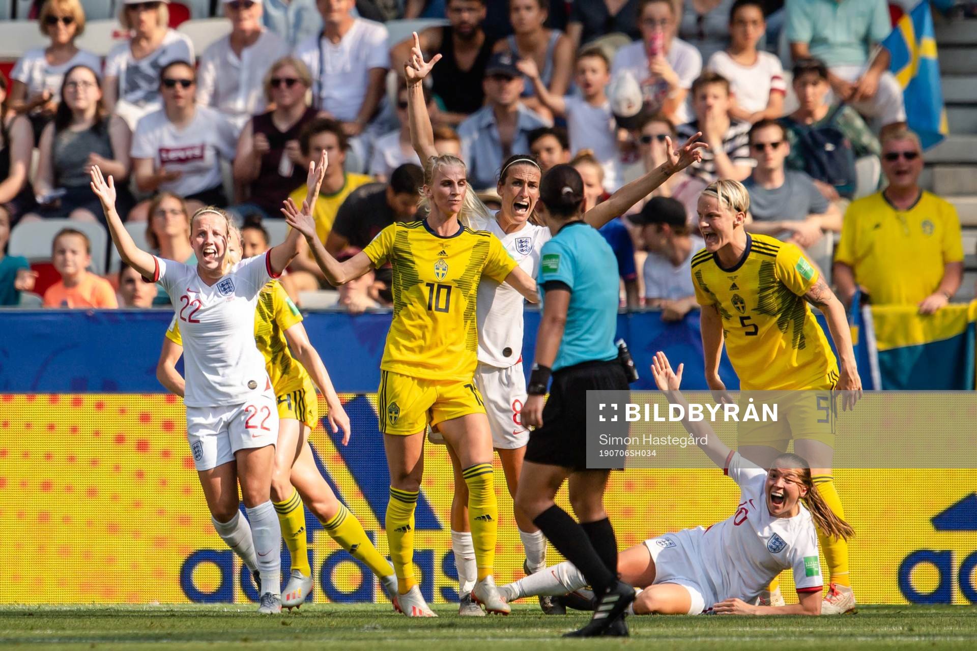 Beth Mead, Jill Scott and Fran Kirby of England reacts