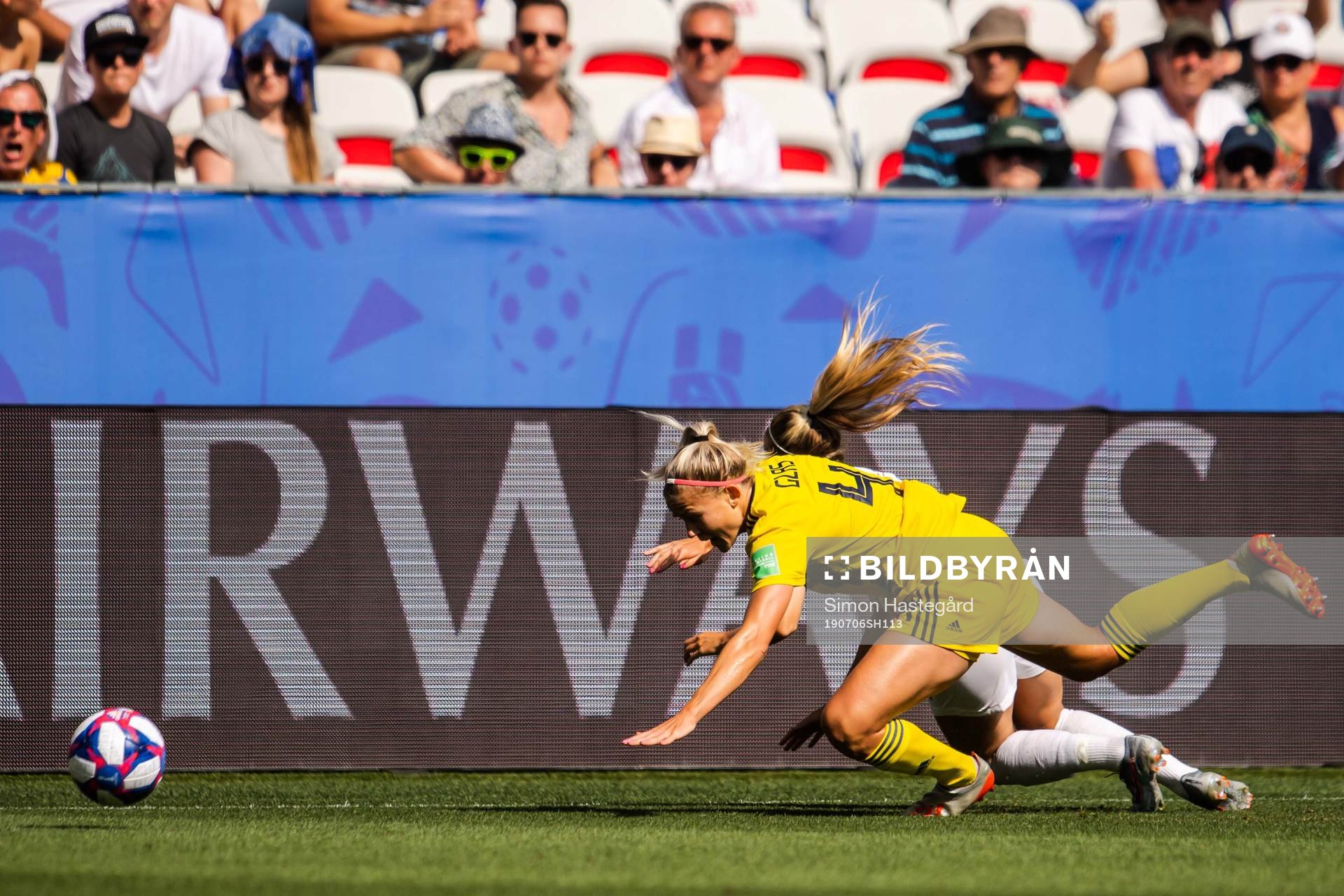 Hanna Glas of Sweden and Beth Mead of England