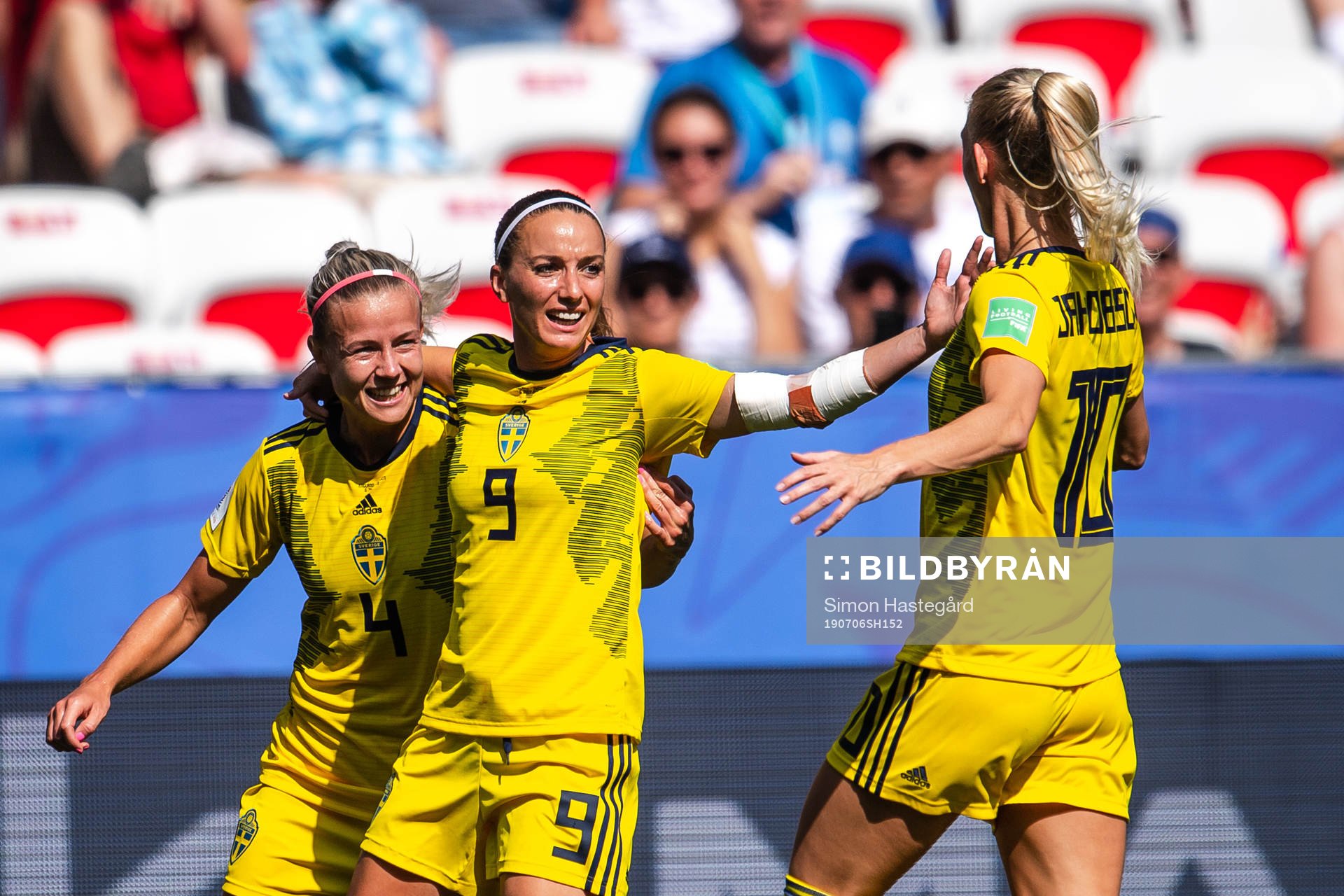 Hanna Glas, Kosovare Asllani and Sofia Jakobsson of Sweden