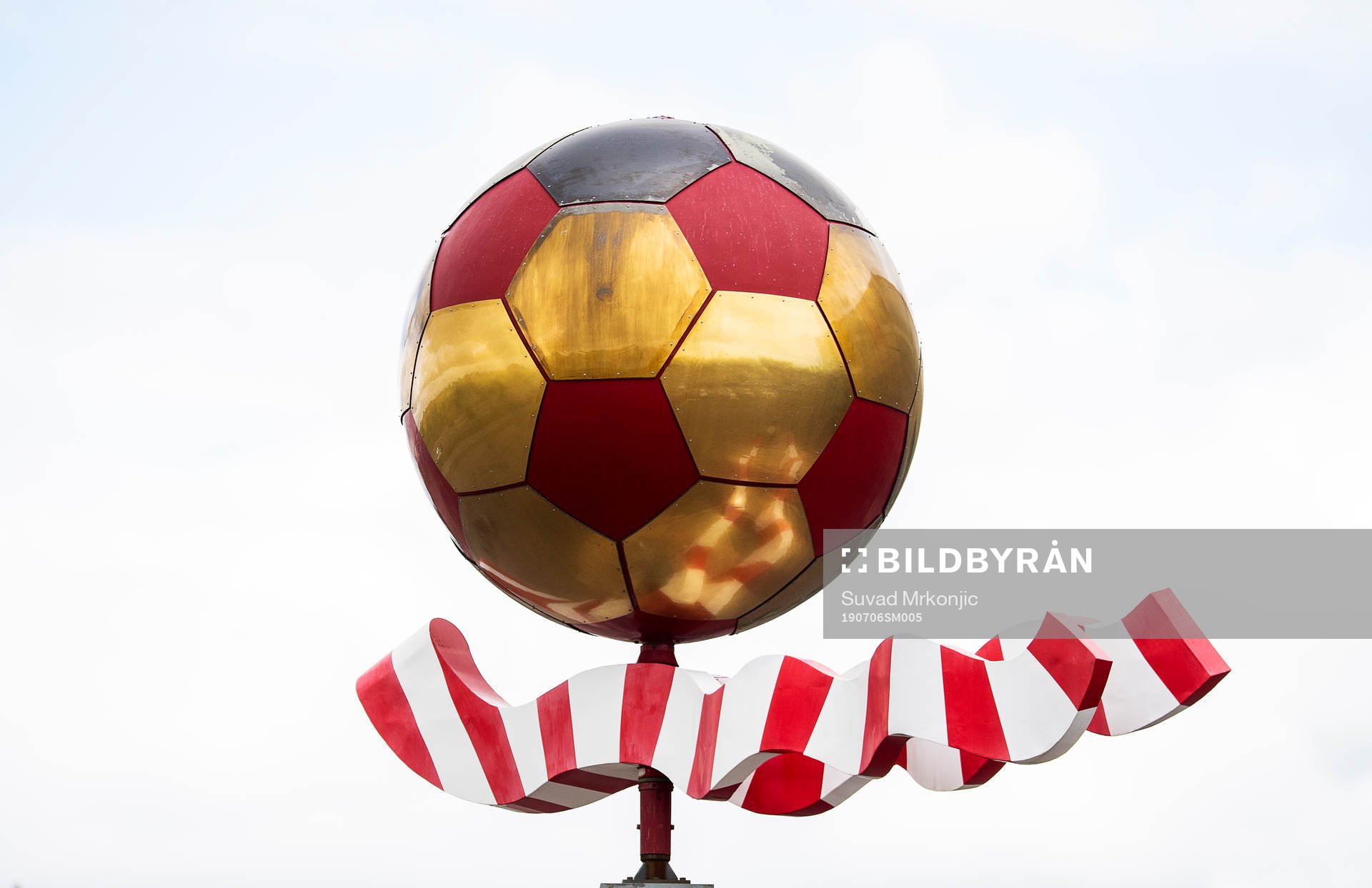 Fotbollsstaty utanför Guldfågeln Arena