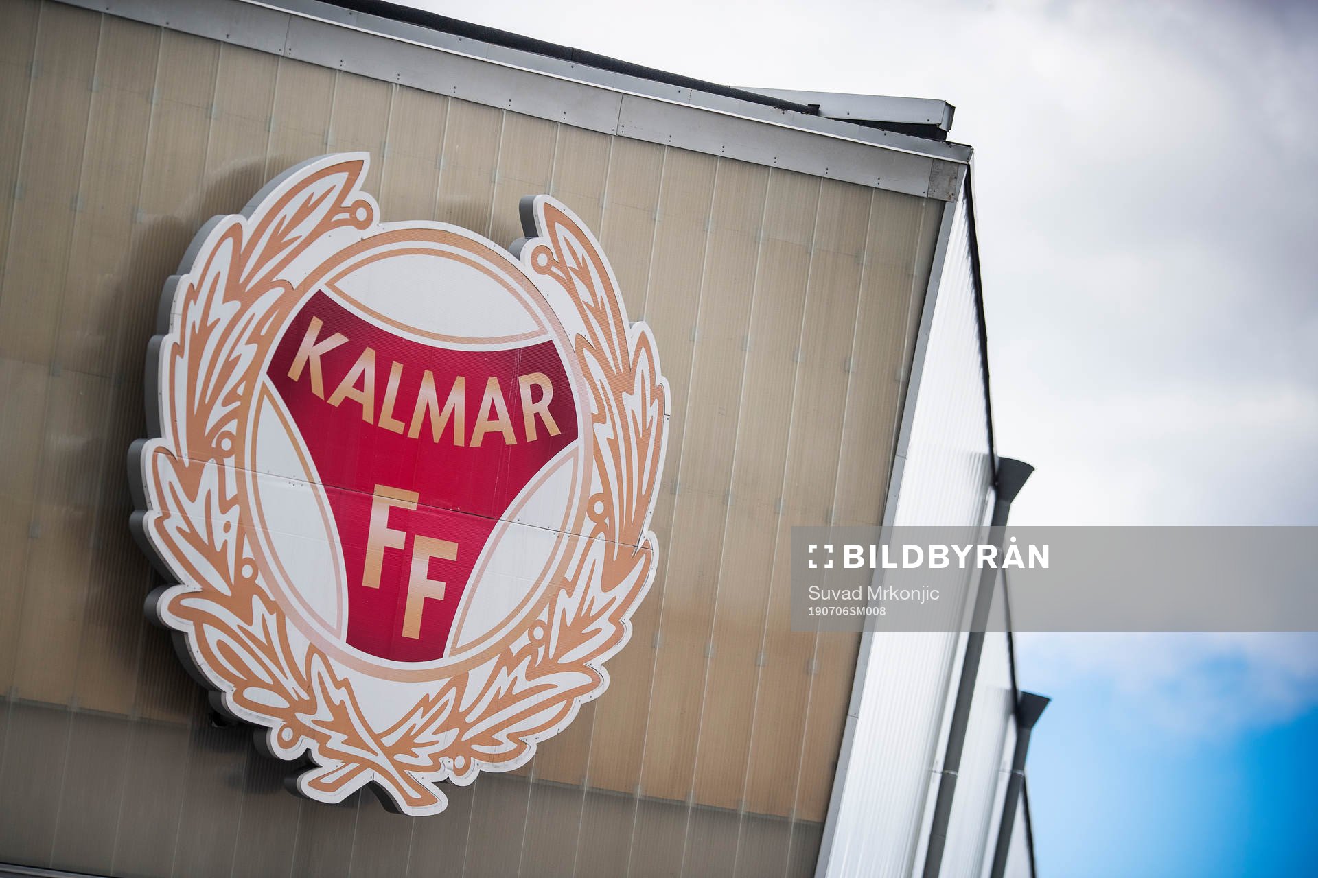 Skylt med Kalmar FFs klubbmärke på Guldfågeln Arena