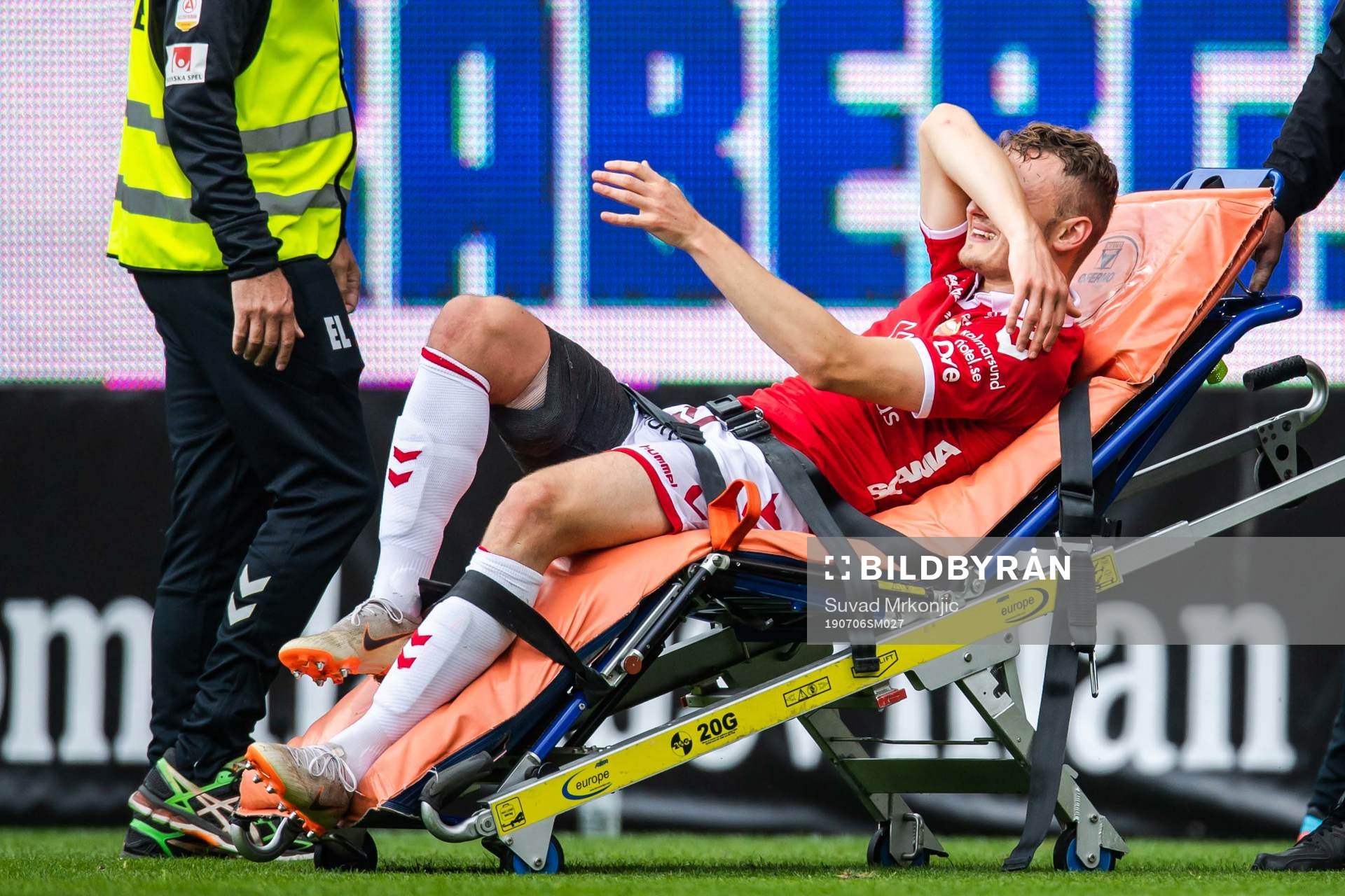 Kalmars Piotr Johansson har ont när han bärs ut på bår