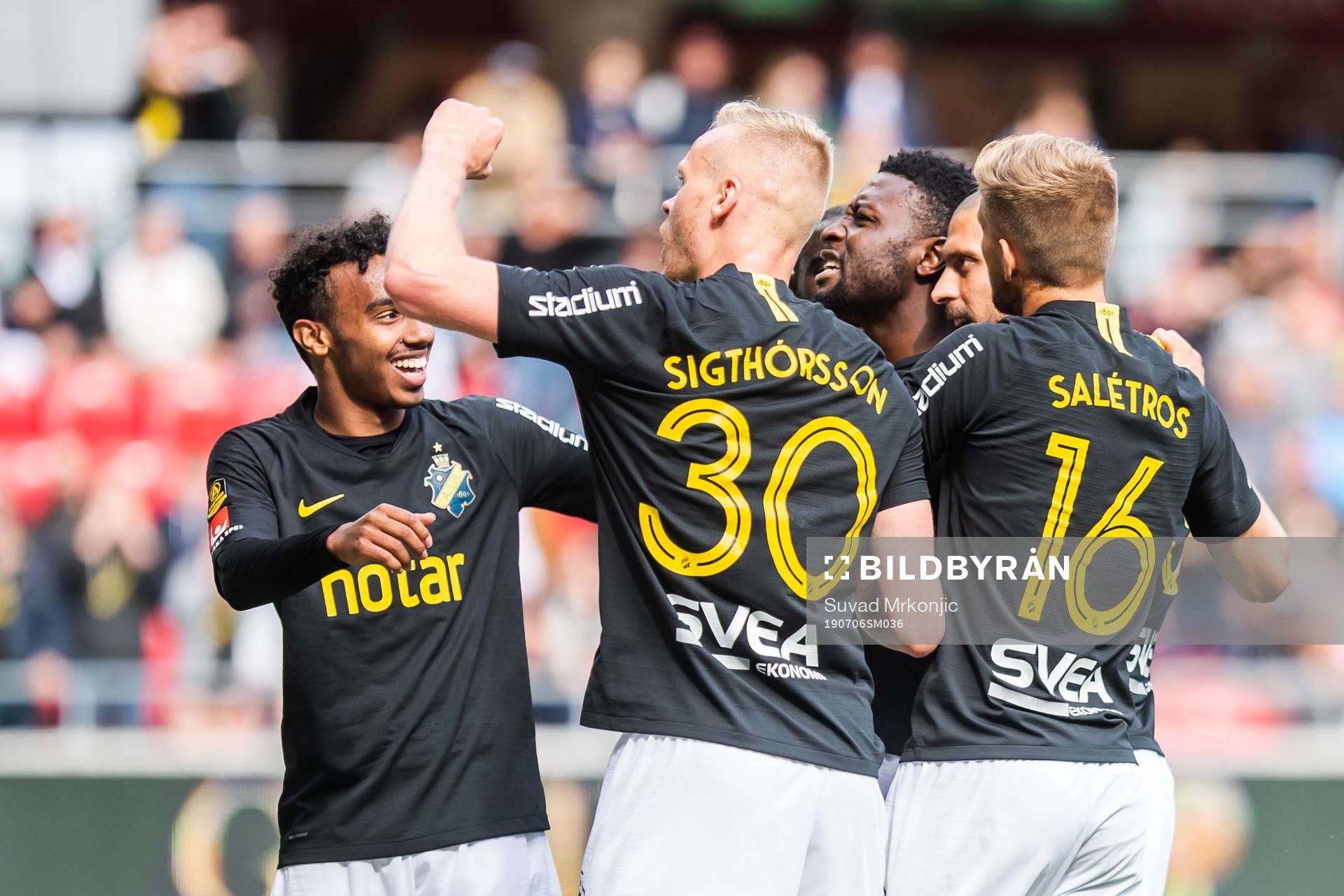 s Chinedu Obasi jublar med lagkamrater