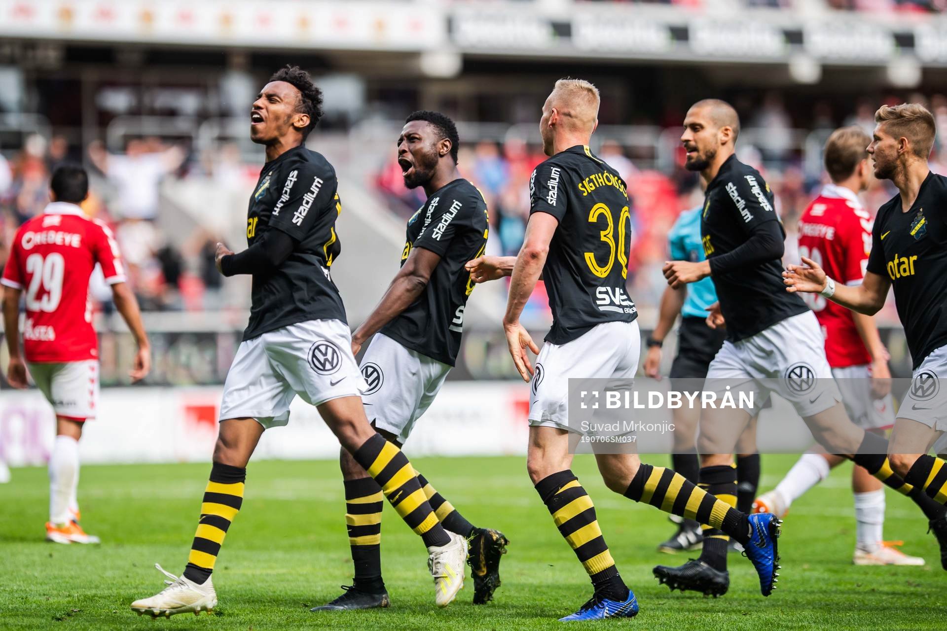 s Chinedu Obasi jublar med lagkamrater