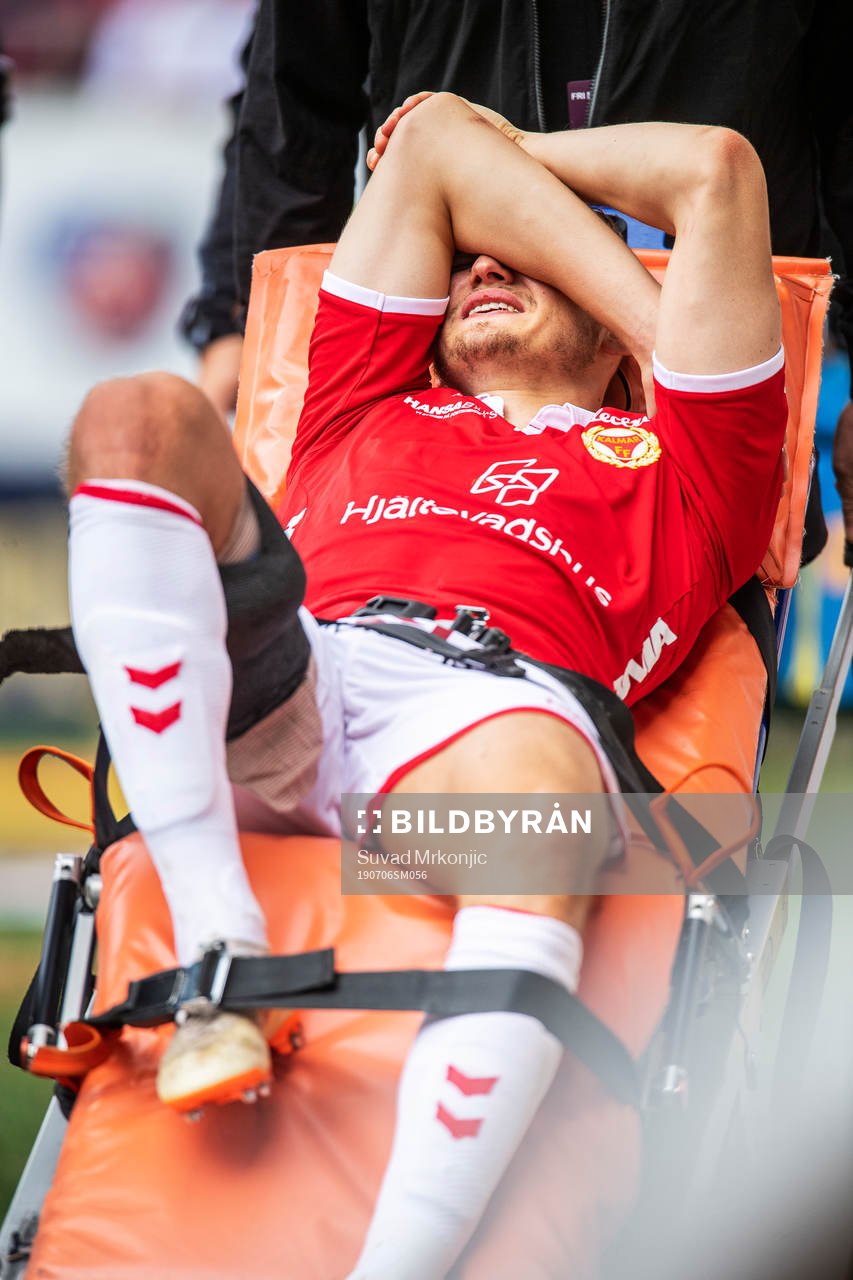 Kalmars Piotr Johansson skadades och blev utburen på bår