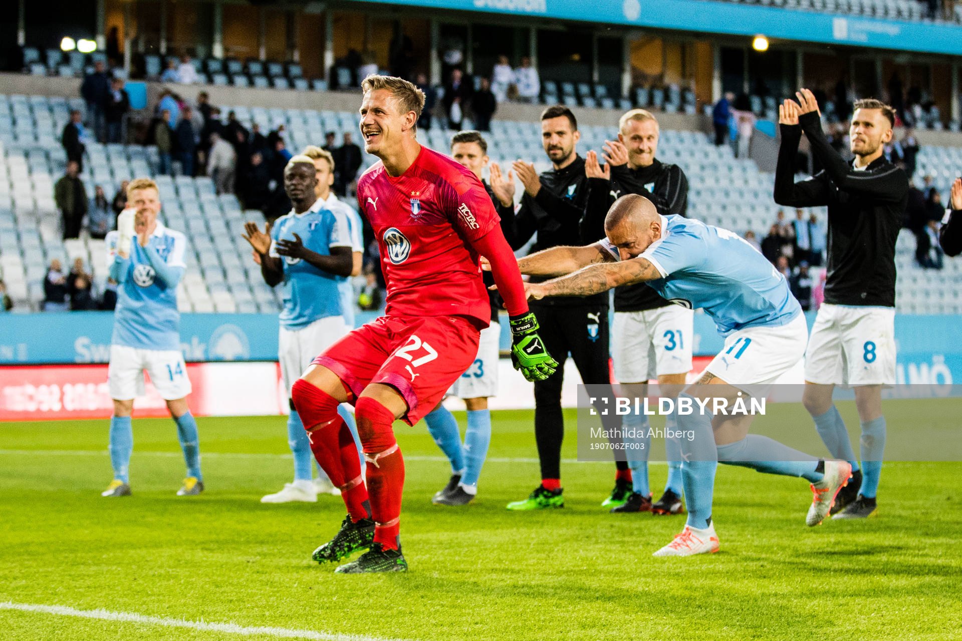 Malmö FFs Johan Dahlin blir framknuffad av Guillermo Molins efter fotbollsmatchen i Allsvenskan mellan Malmö och Örebro den 6 juli 2019 i Malmö.