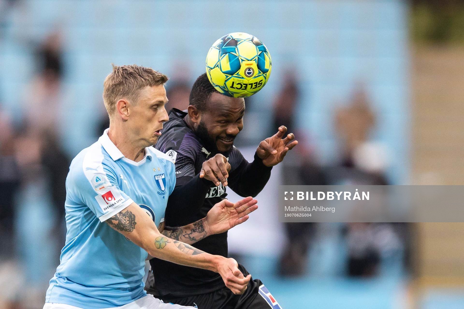 Malmö FFs Sören Rieks och Örebros Michael Omoh