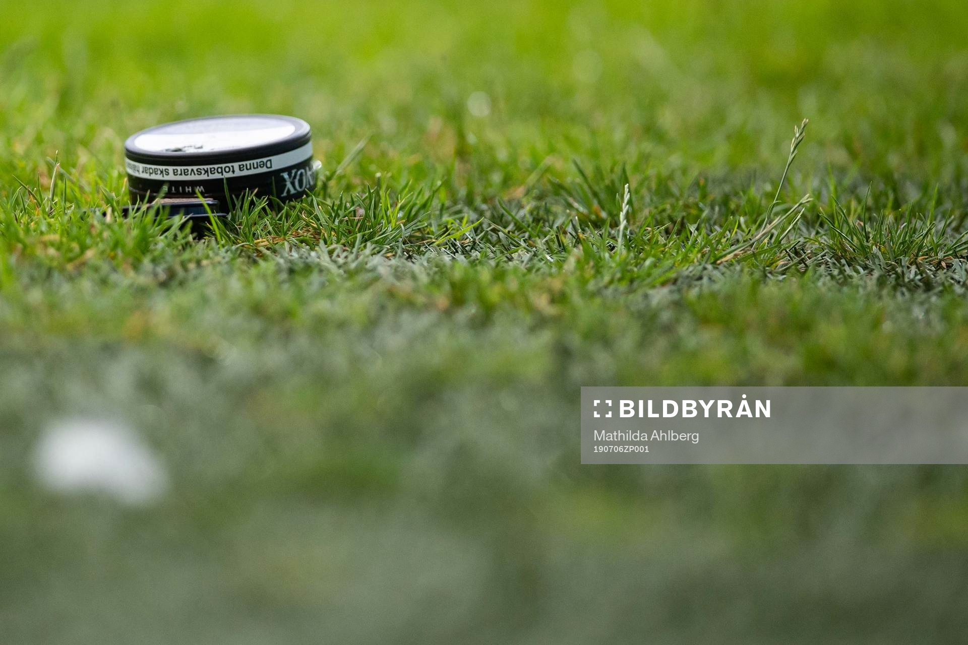 En snusdosa kastas in på planen under fotbollsmatchen i Allsvenskan mellan Malmö och Örebro den 6 juli 2019 i Malmö. 