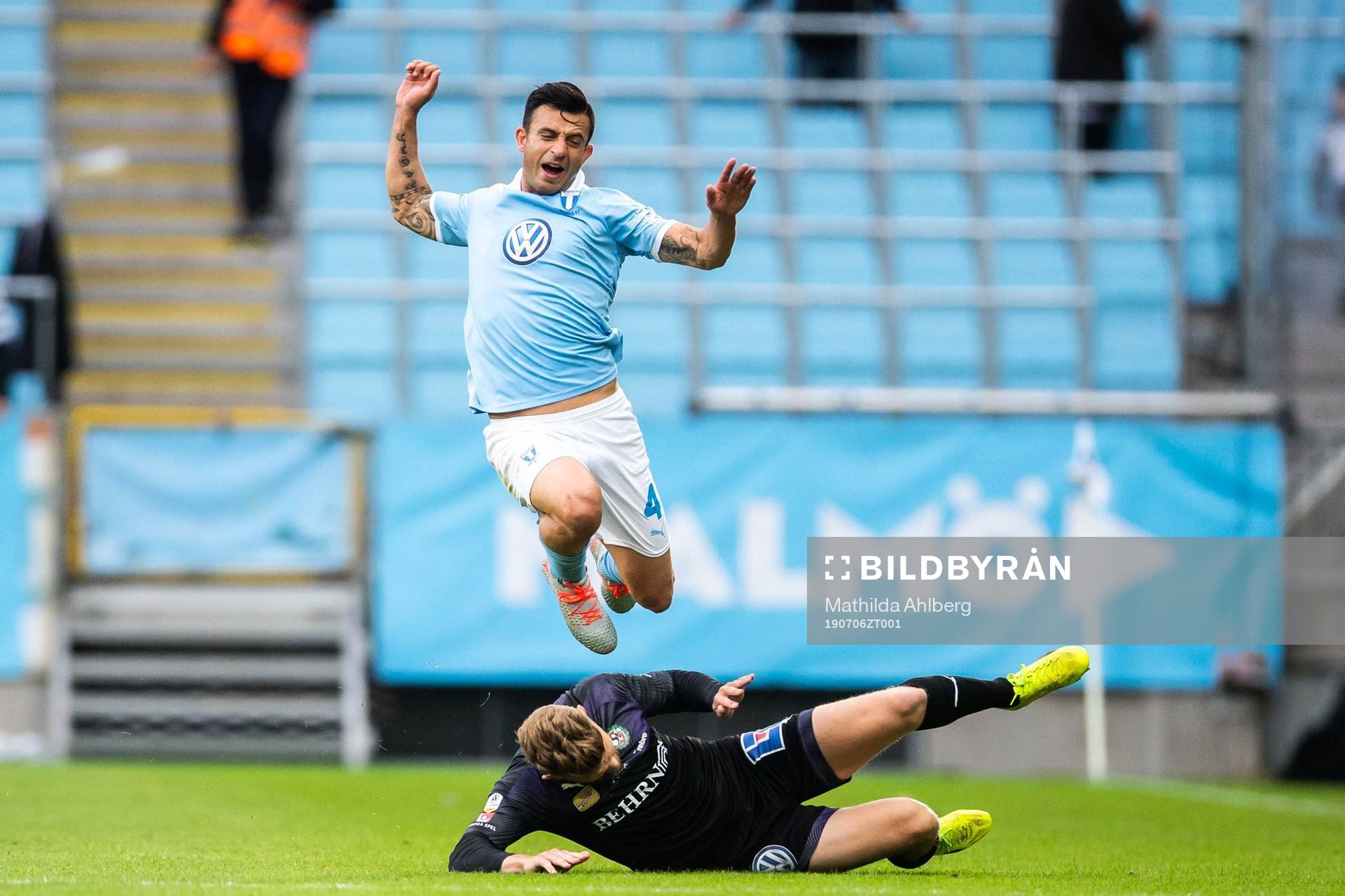 Örebros Michael Almebäck och Malmö FFs Behrang Safari
