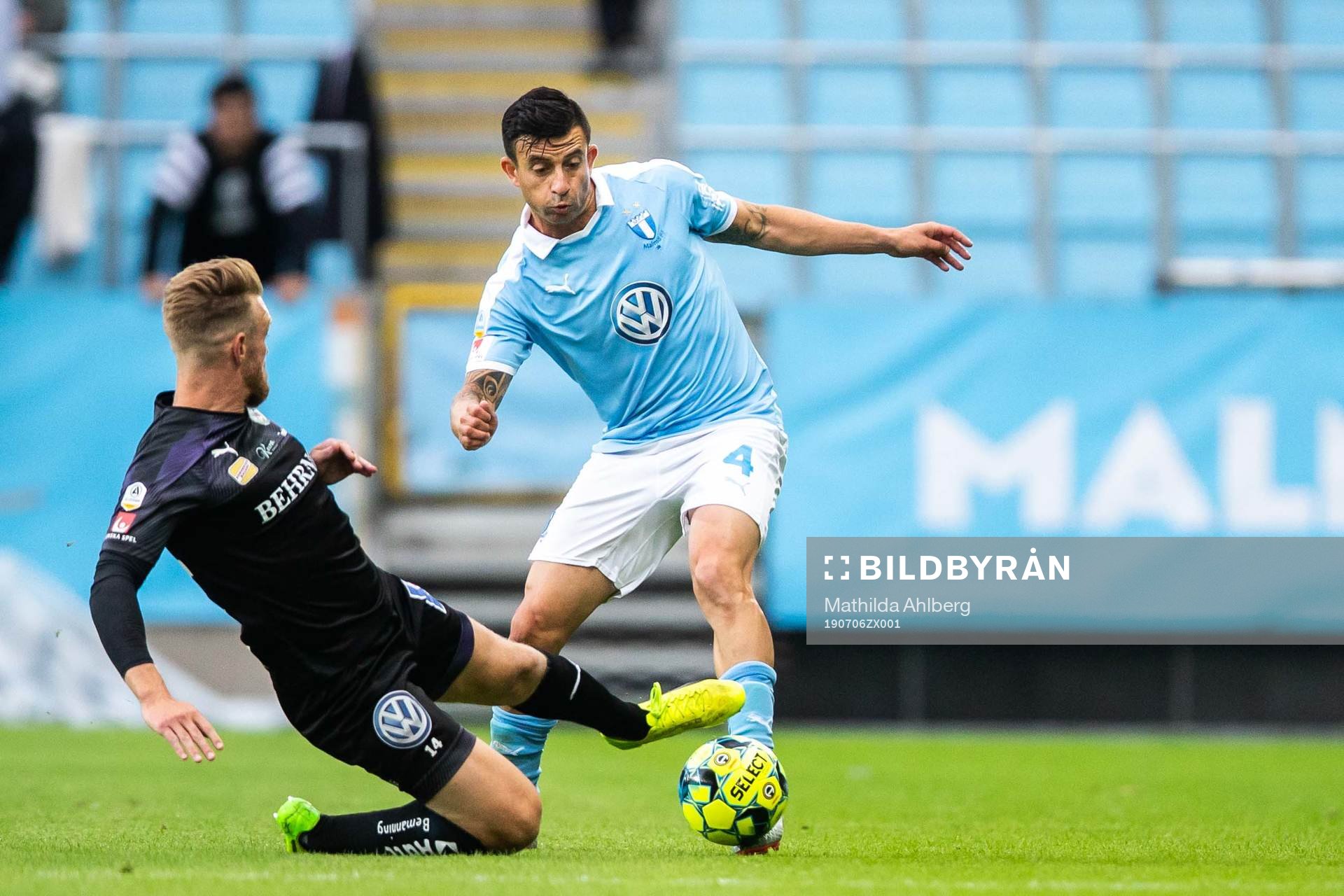 Örebros Michael Almebäck och Malmö FFs Behrang Safari