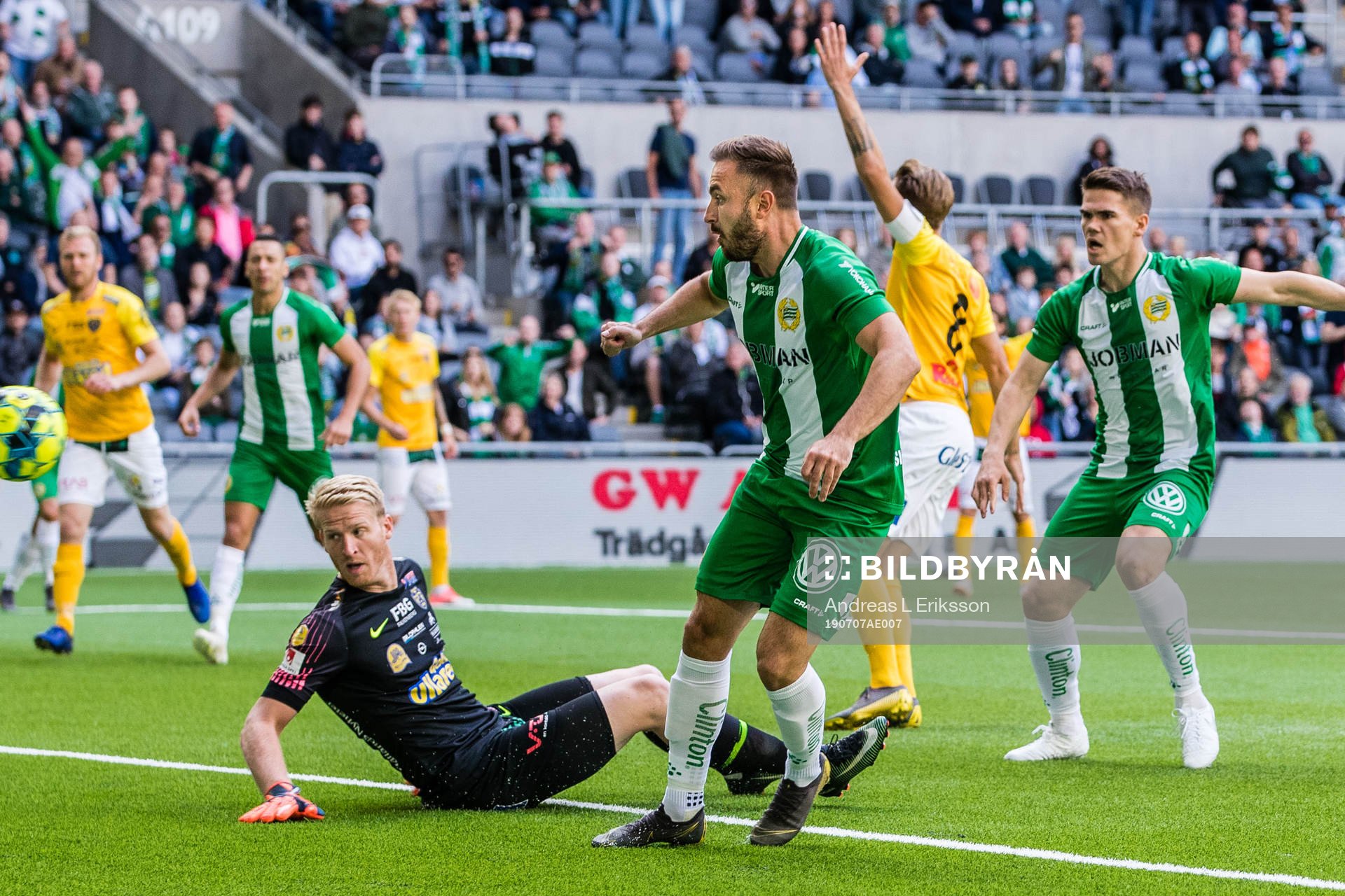 Falkenbergs målvakt Hampus Nilsson och Hammarbys Simon
