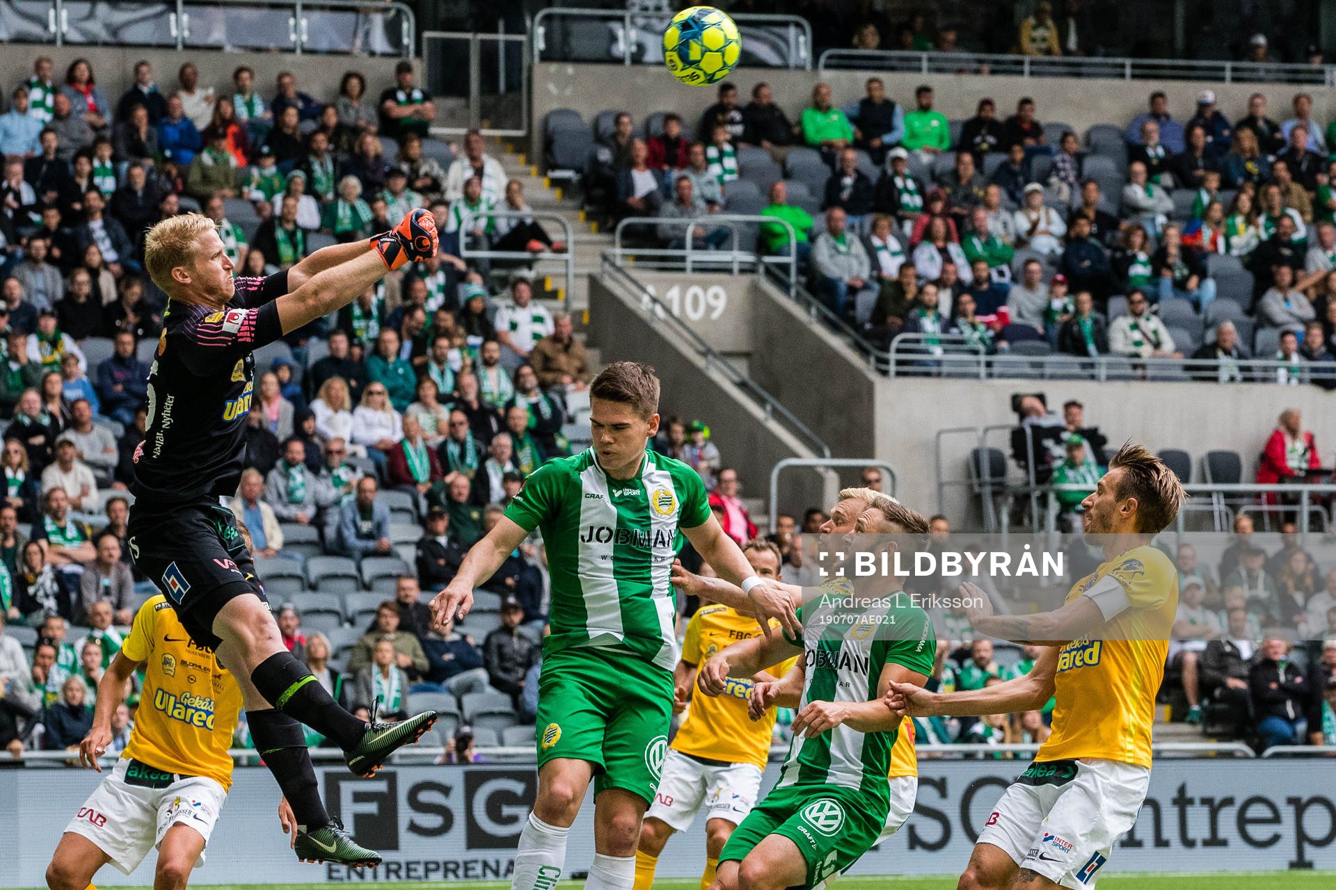 Falkenbergs målvakt Hampus Nilsson räddar framför