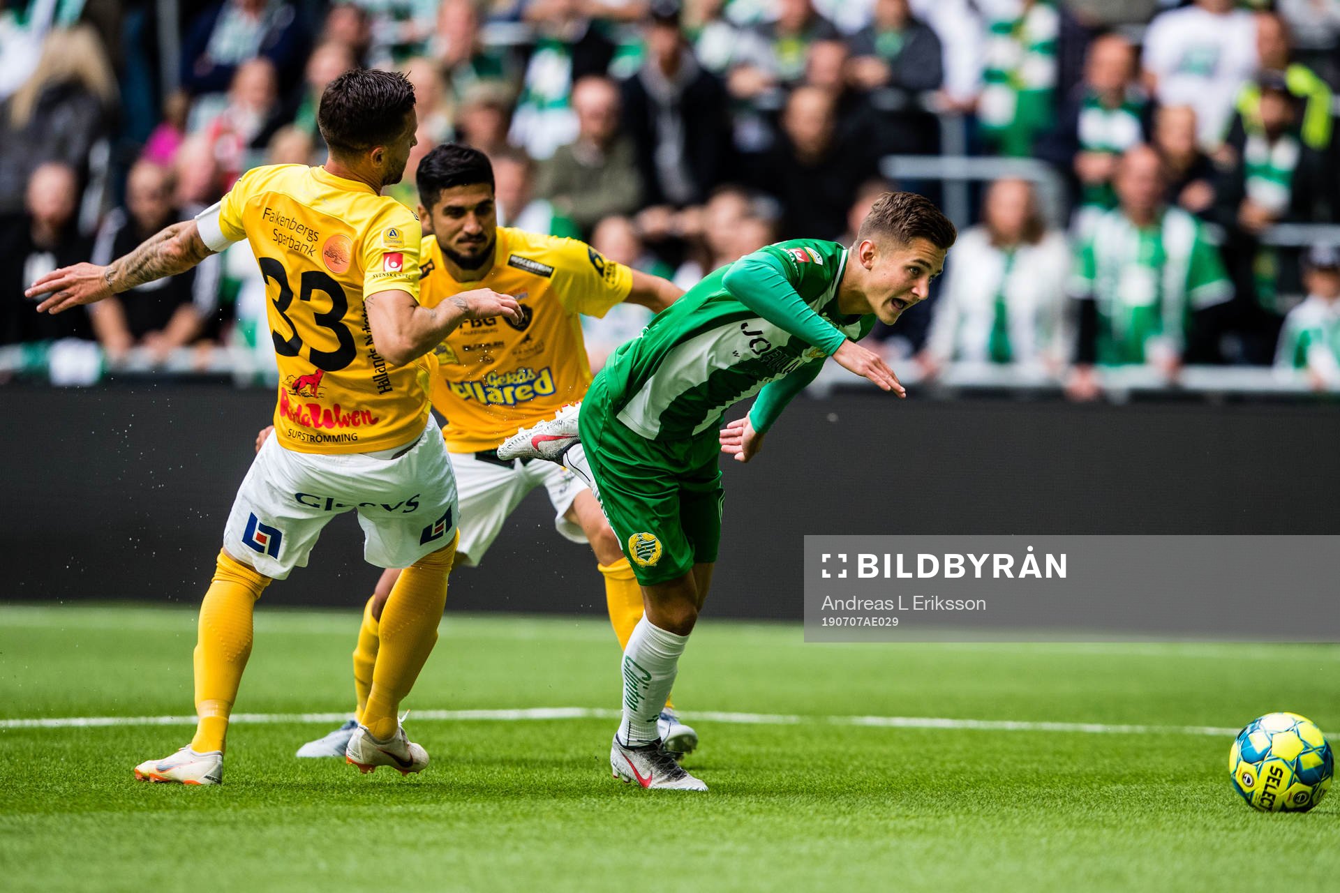 Falkenbergs Tibor Joza och Hammarbys Leo Bengtsson i duell under fotbollsmatchen i Allsvenskan mellan Hammarby och Falkenberg den 7 juli 2019 i Stockholm.