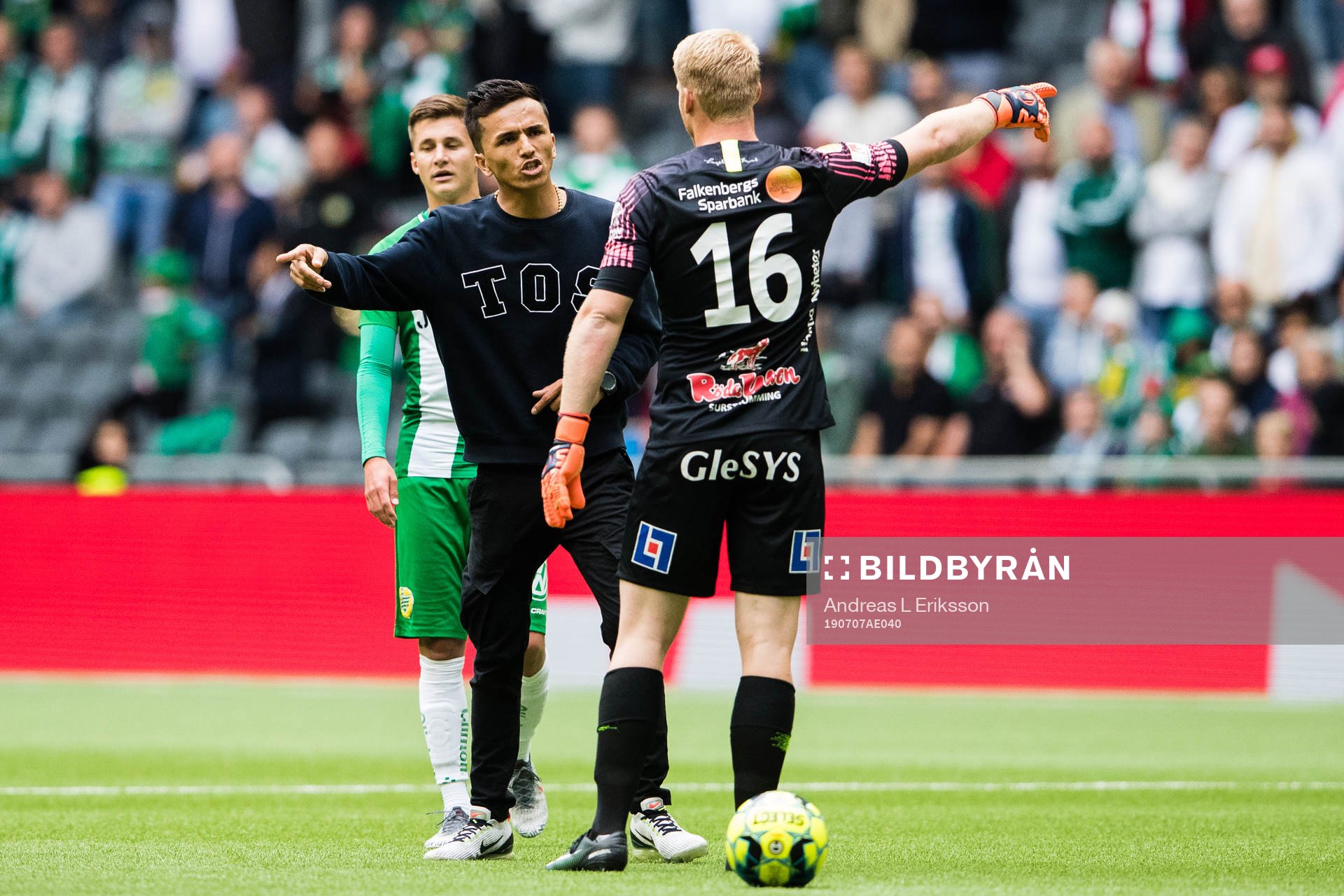 En åskådare tar sig in på planen och samtalar med Falkenbergs målvakt Hampus Nilsson under fotbollsmatchen i Allsvenskan mellan Hammarby och Falkenberg den 7 juli 2019 i Stockholm.