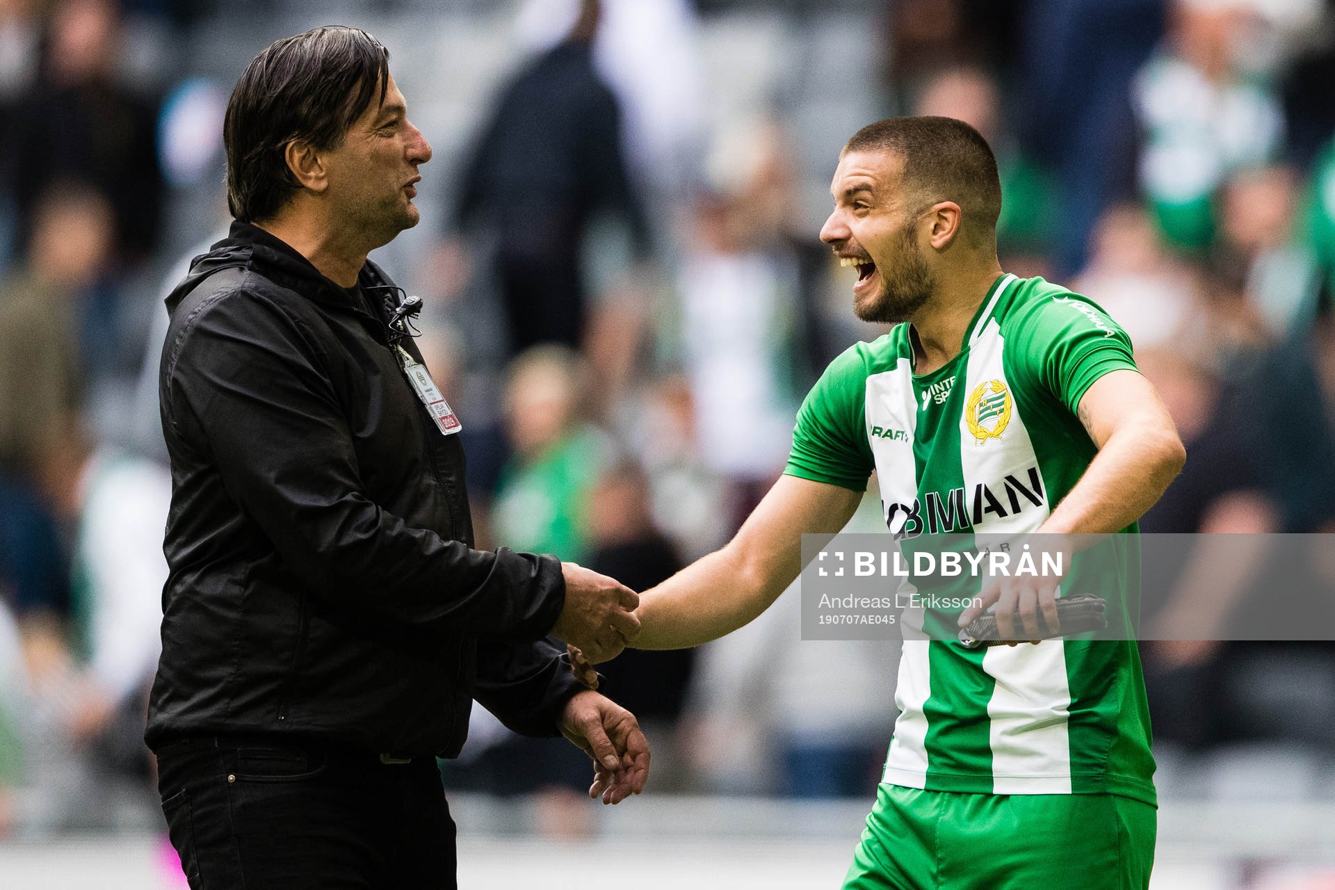 Hammarbys Vladimir Rodic jublar tillsammans med en av Hammarbys säkerhetsvakter efter fotbollsmatchen i Allsvenskan mellan Hammarby och Falkenberg den 7 juli 2019 i Stockholm.